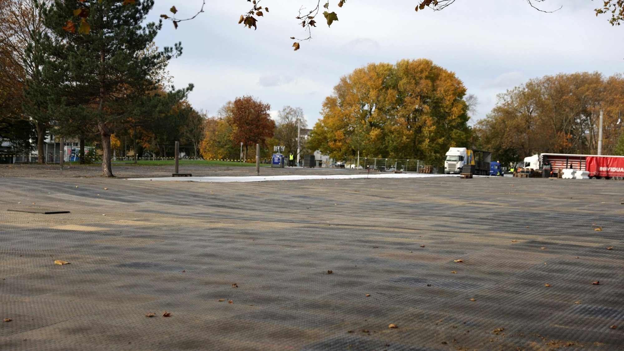 Die Bodenplatten auf der Uniwiese sind am Elften Elften grau.