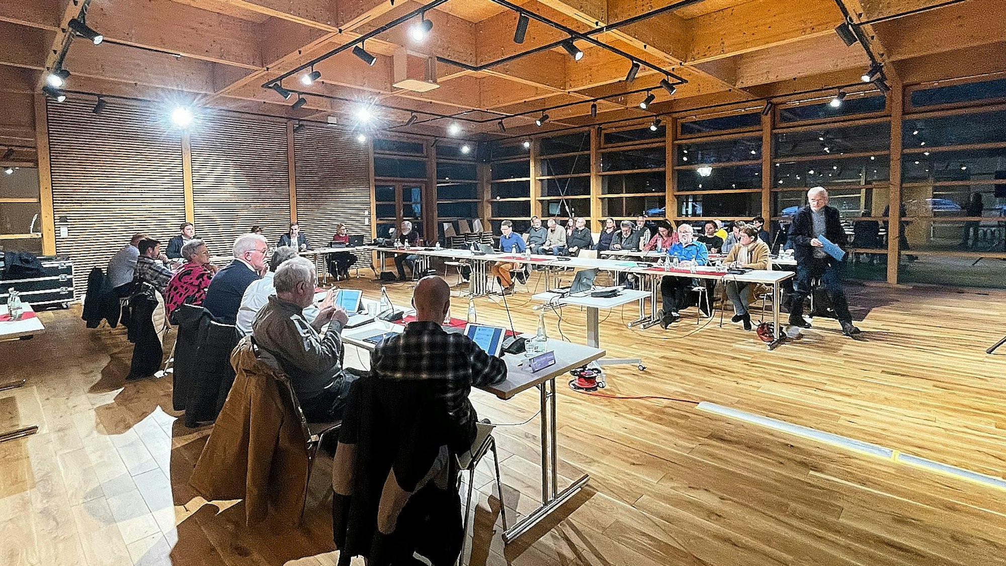 Das Bild zeigt die Mitglieder des Bauausschusses in Nettersheim während der Sitzung im sanierten Holzkompetenzzentrum.