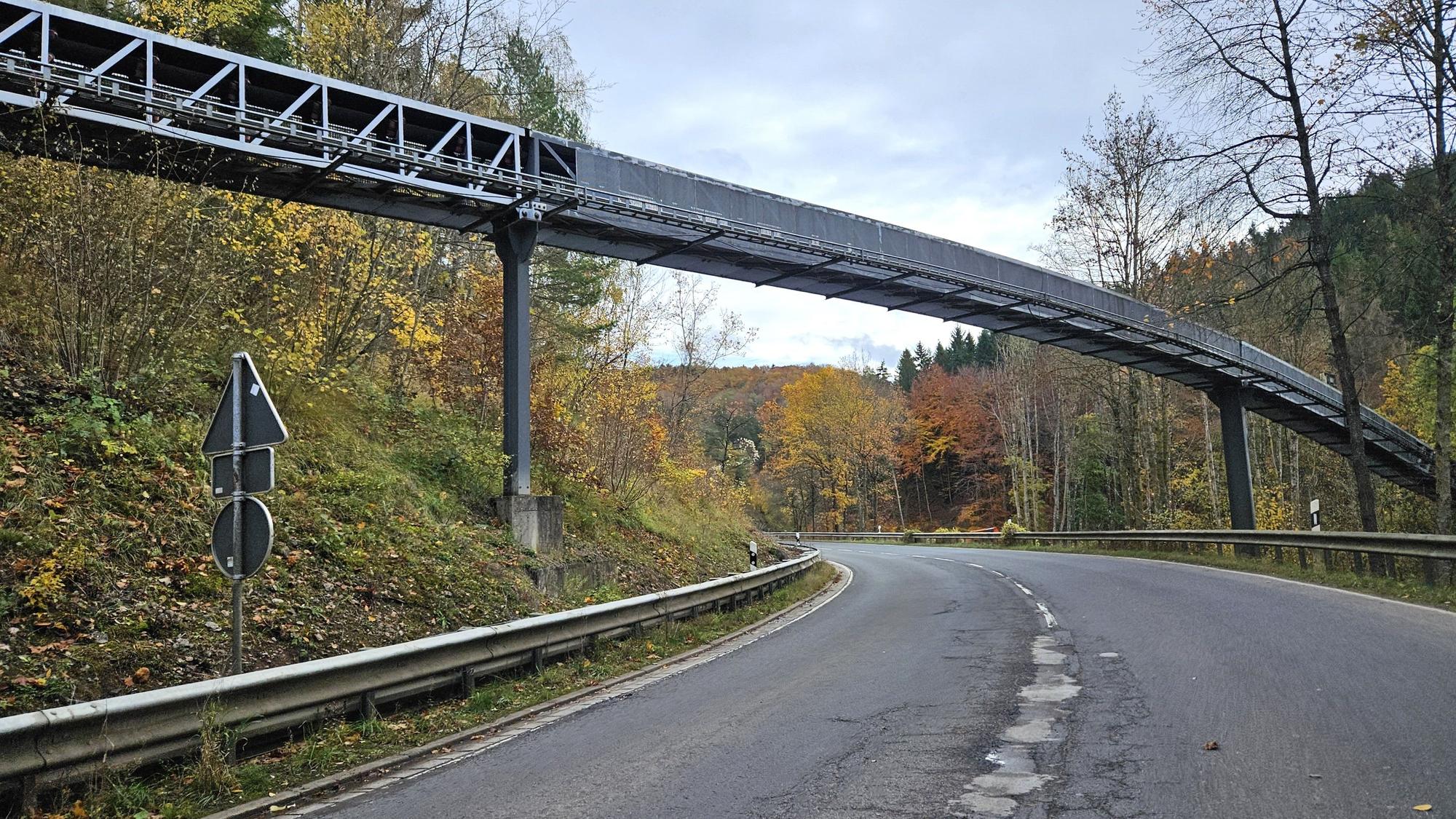 Ein Förderband überquert in luftiger Höhe die L204.