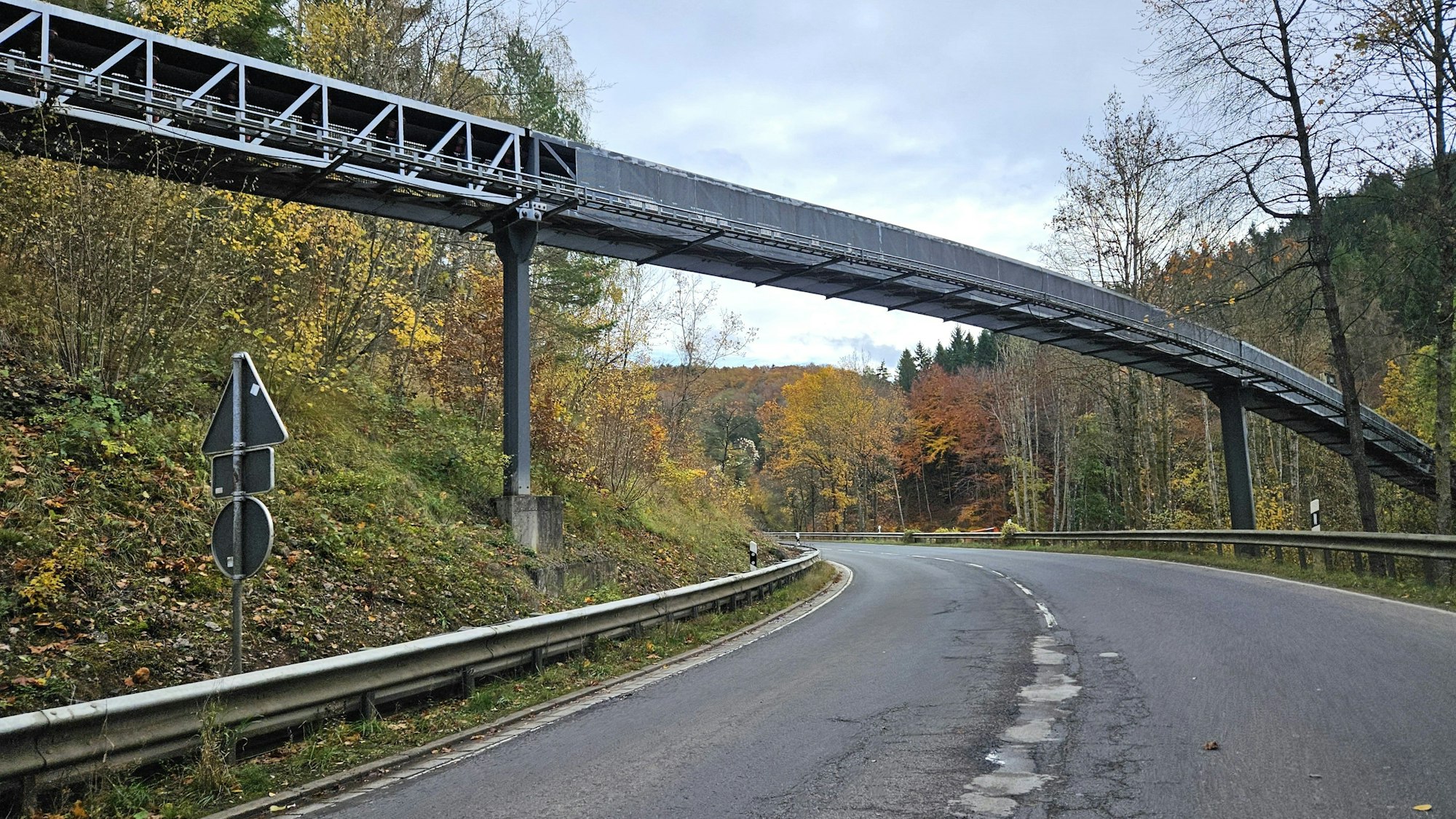 Ein Förderband überquert in luftiger Höhe die L204.
