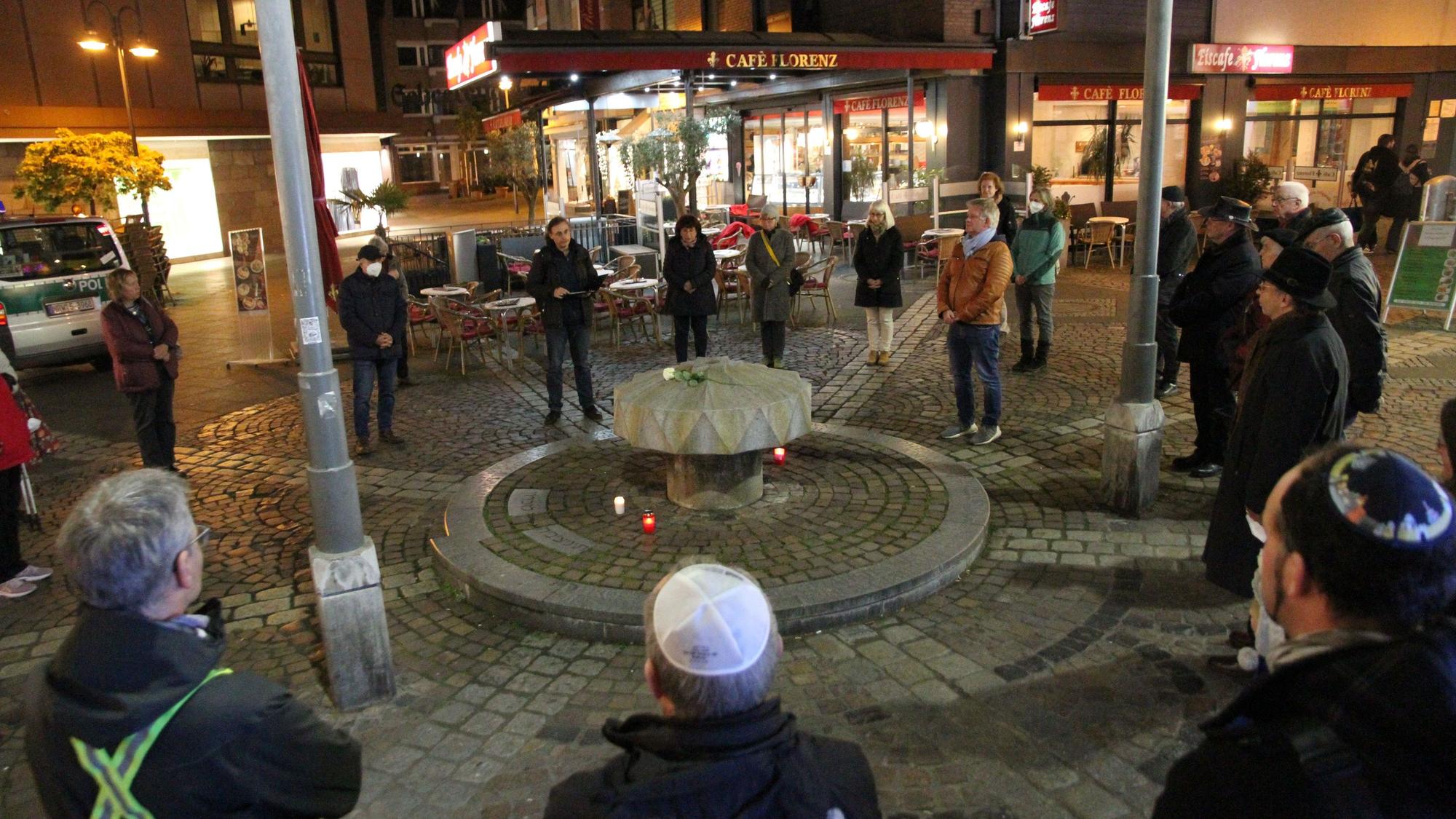 Gedenkstein auf dem Platz der Siegburger Synagoge.