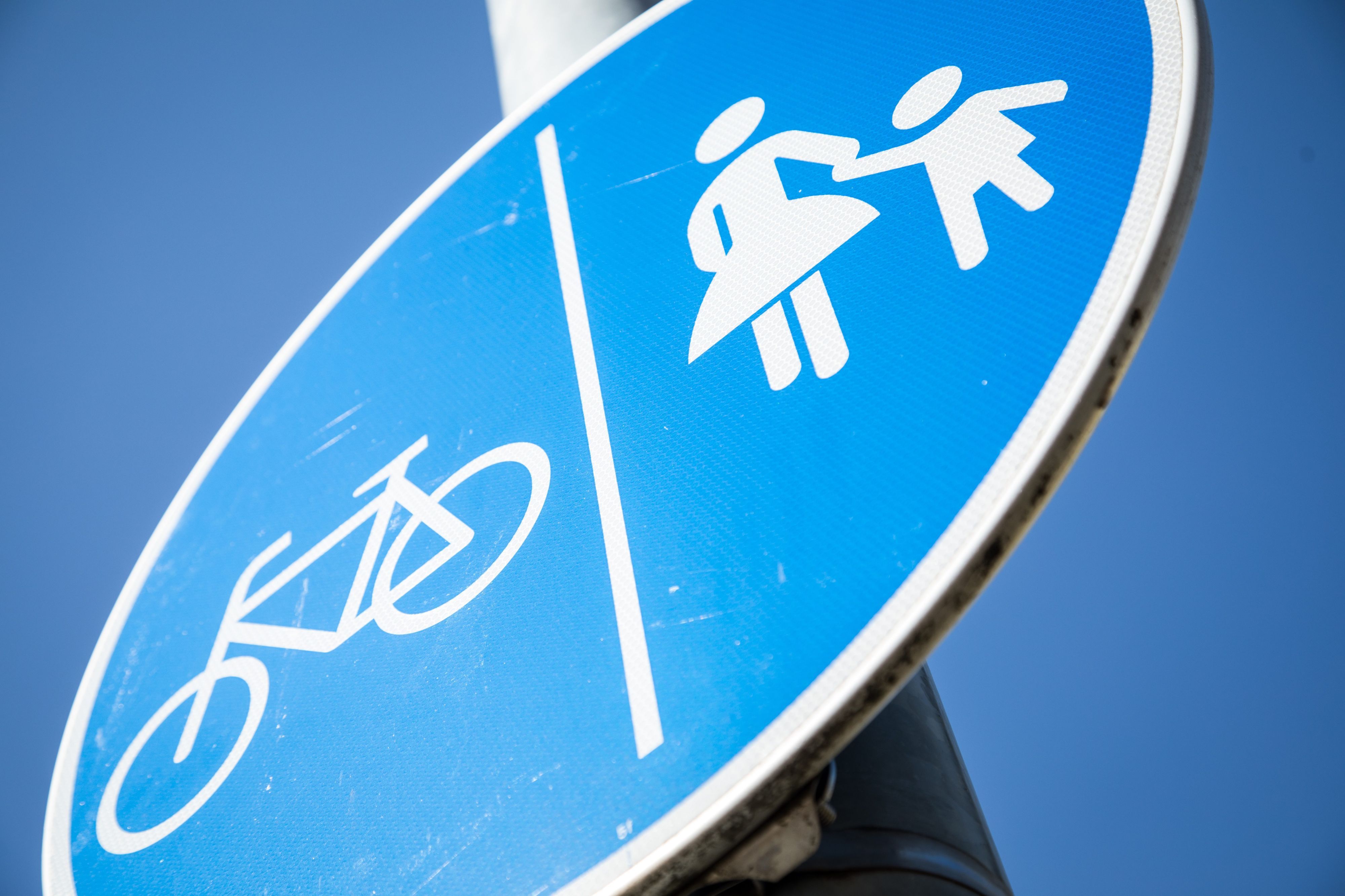 ARCHIV - Das Zeichen 241 zeigt es an. Hier gilt Radwegpflicht und der Radweg ist vom Gehweg getrennt. Foto: Christin Klose/dpa-tmn - Honorarfrei nur für Bezieher des dpa-Themendienstes +++ dpa-Themendienst +++