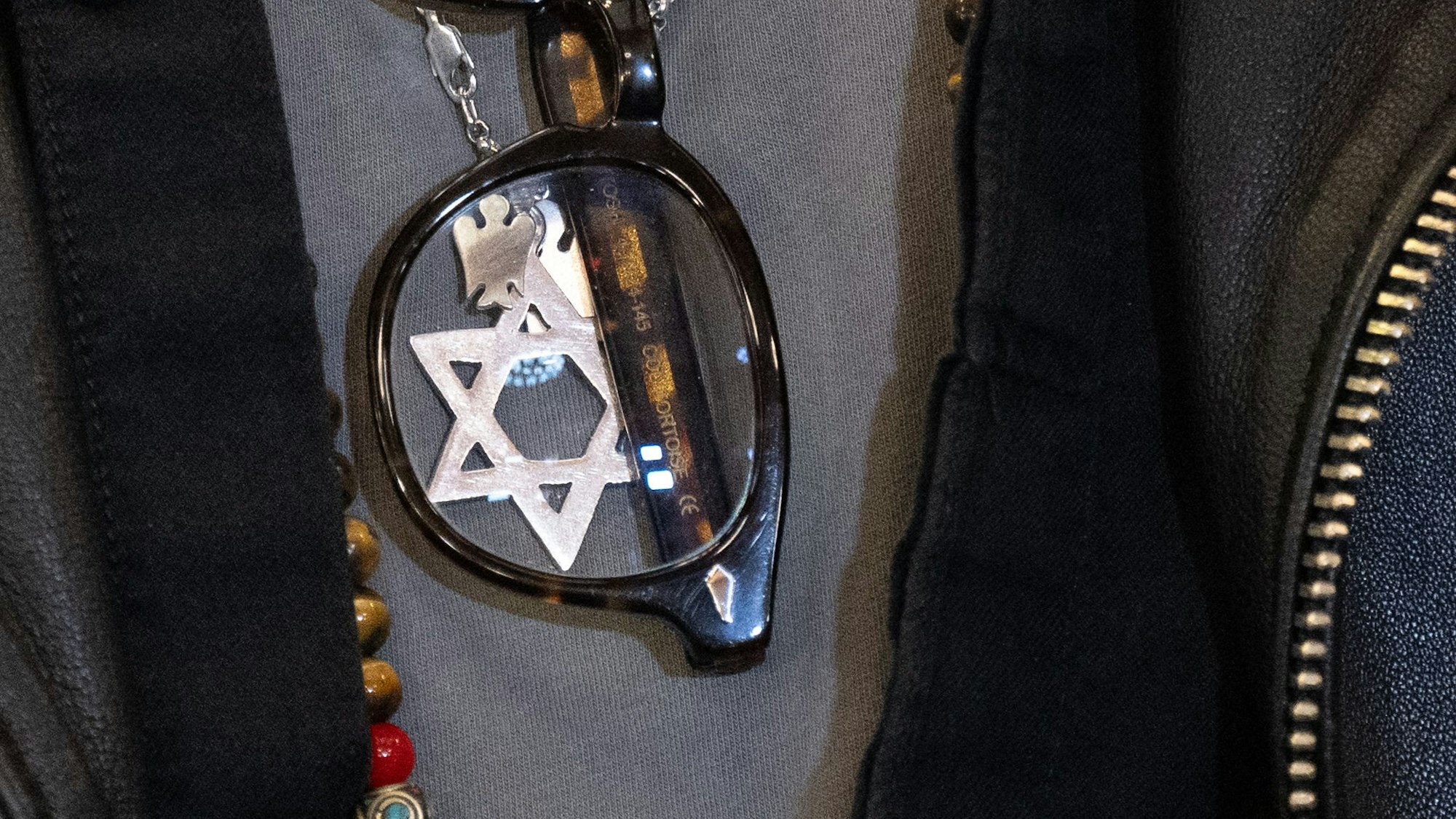 Prozess gegen Gil Ofarim: Die Davidstern-Kette des jüdischen Musikers ist ein wichtiges Puzzlestück in der Gerichtsverhandlung.