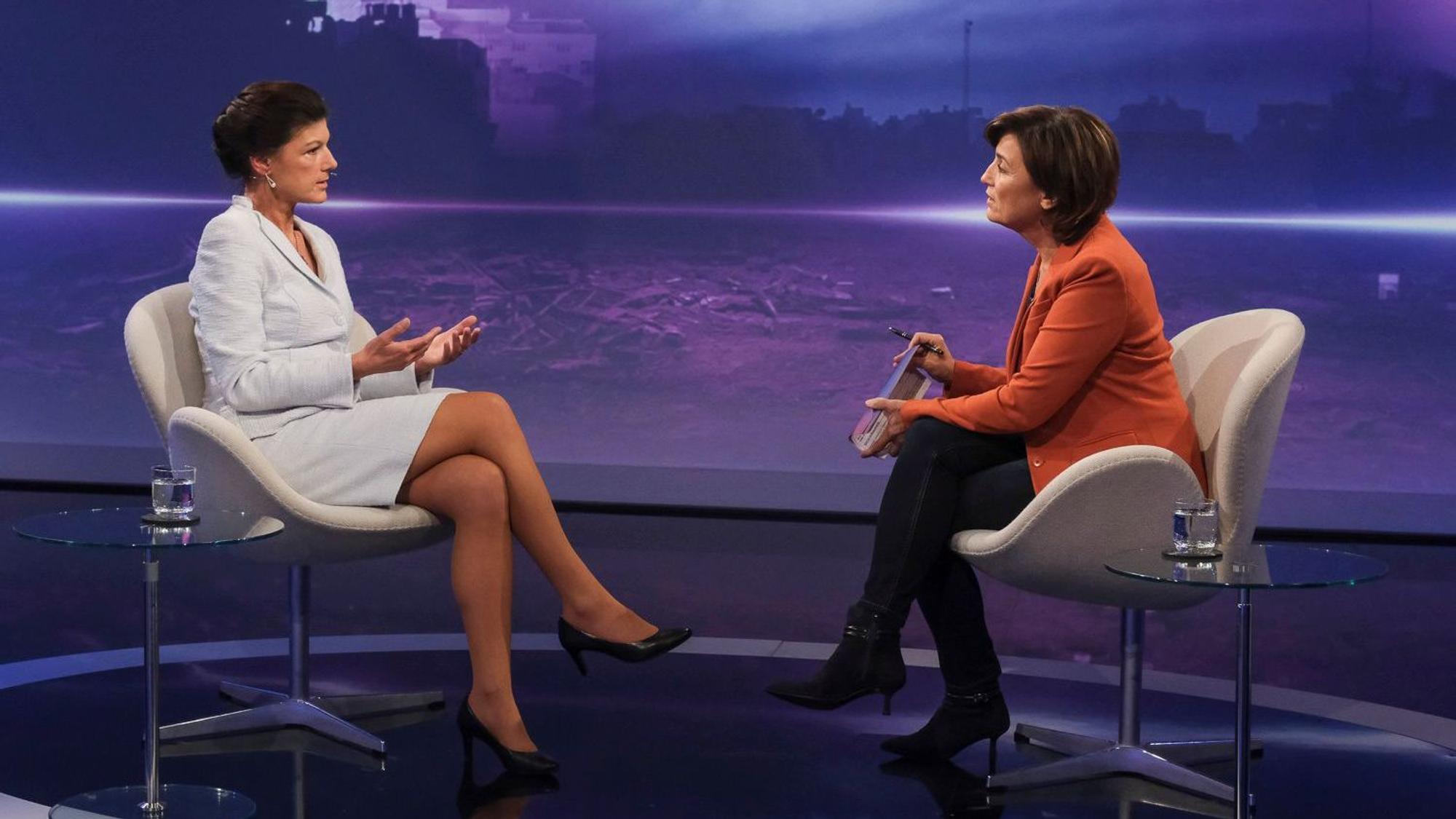 Sahra Wagenknecht (langjährige Linken-Politikerin) erklärt Sandra Maischberger ihre Vorstellungen zum Thema Migration.