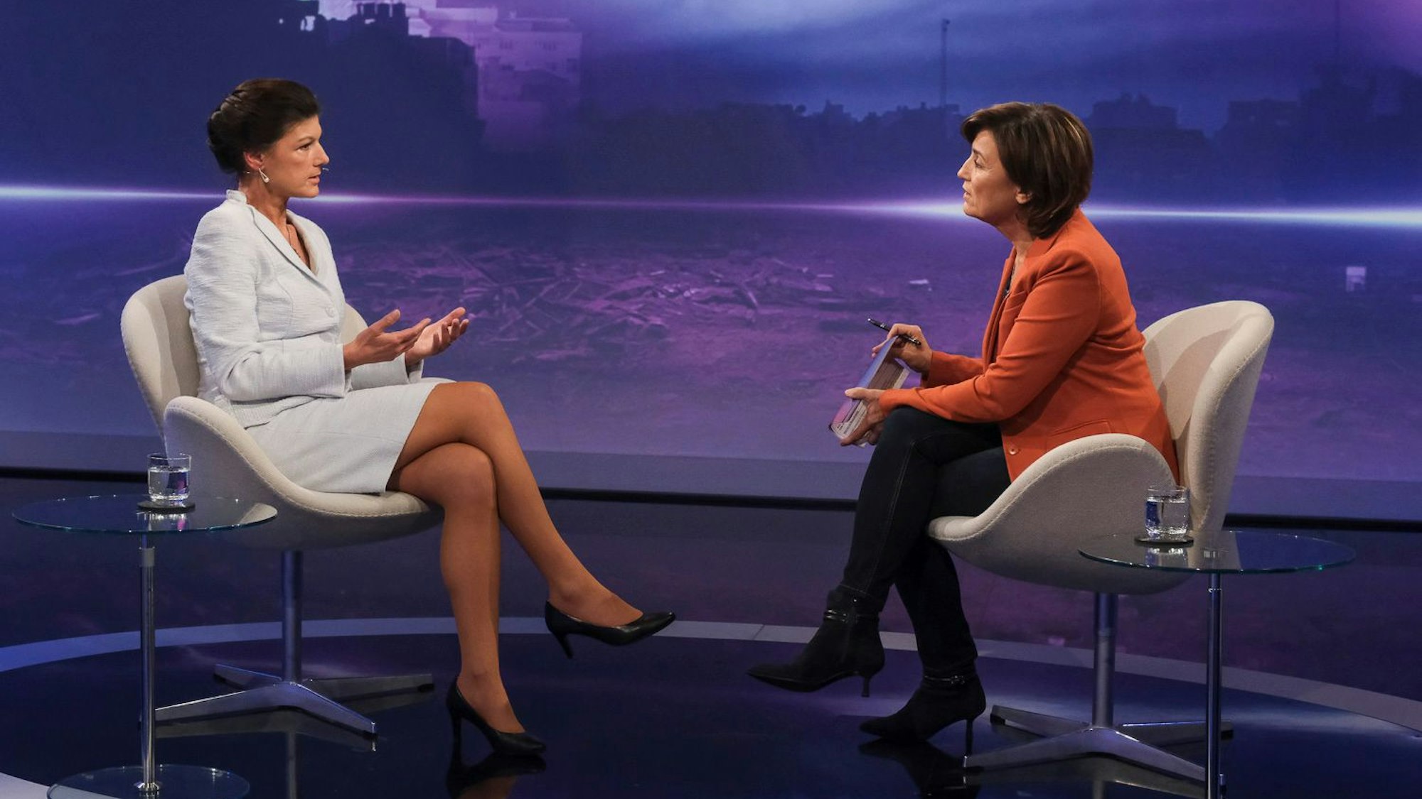 Sahra Wagenknecht (langjährige Linken-Politikerin) erklärt Sandra Maischberger ihre Vorstellungen zum Thema Migration.