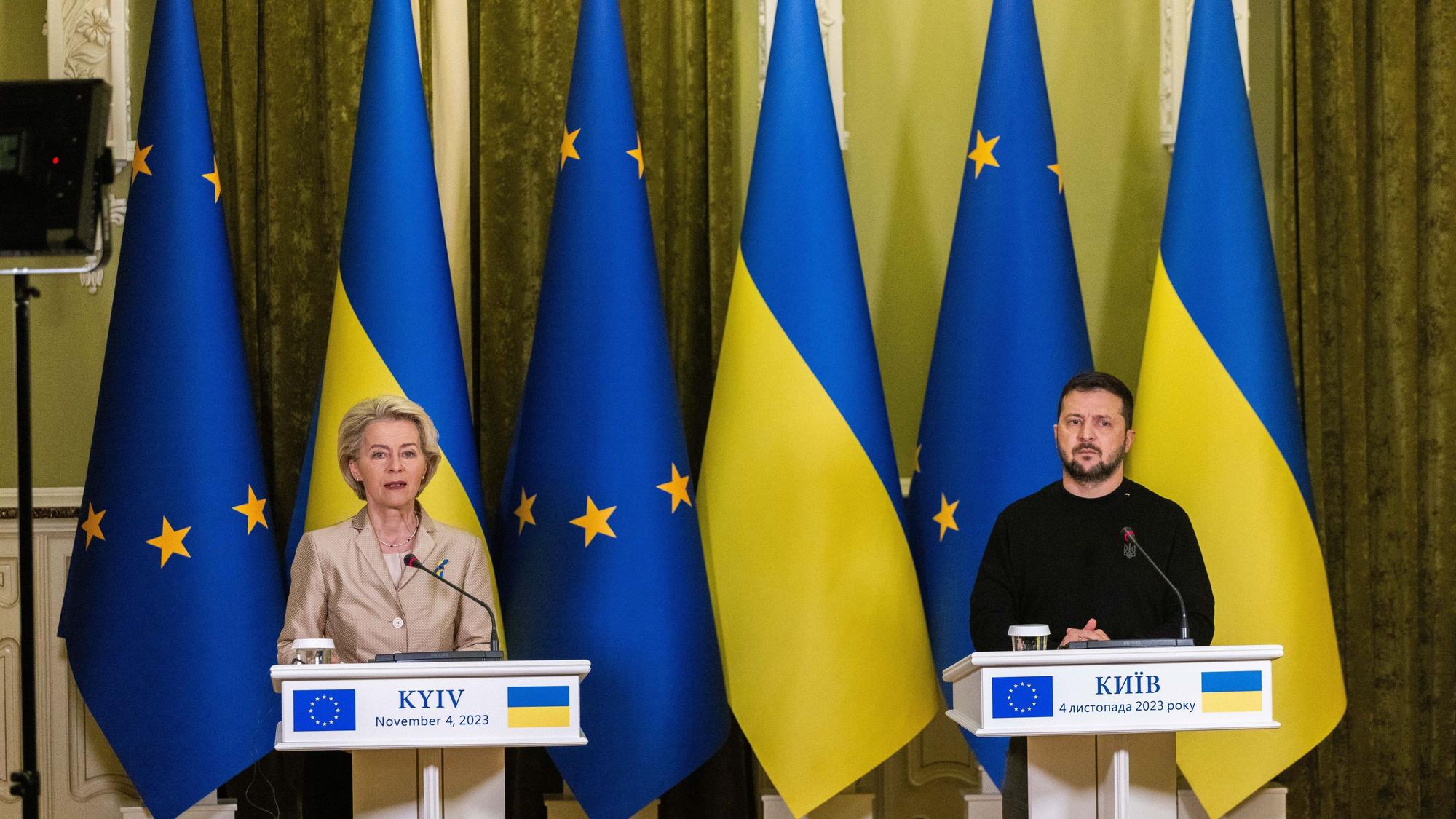 ARCHIV - 04.11.2023, Ukraine, Kiew: Ursula von der Leyen (l), Präsidentin der Europäischen Kommission, und Wolodymyr Selenskyj, Präsident der Ukraine, geben eine gemeinsame Pressekonferenz