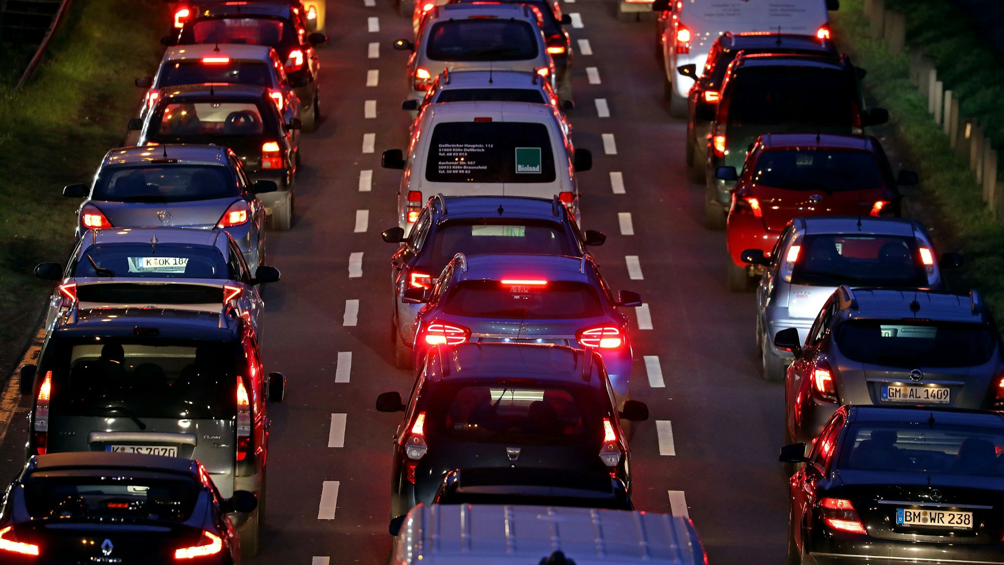 ARCHIV - 30.01.2020, Nordrhein-Westfalen, Köln: Autos stehen im morgendlichen Berufsverkehr im Stau. Die Zahl der Pendler ist in NRW gestiegen, viele von ihnen fahren mit dem Auto