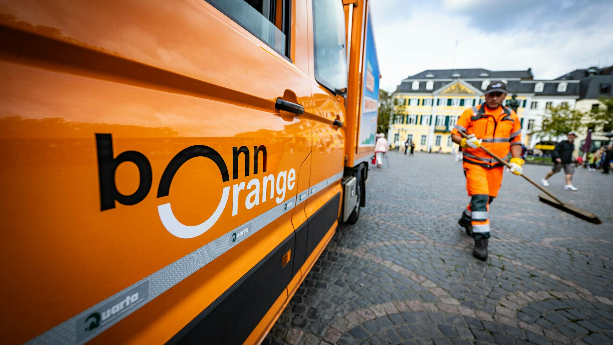 Bonnorange
Mitarbeiter von BonnOrange machen auf dem Münsterplatz sauber