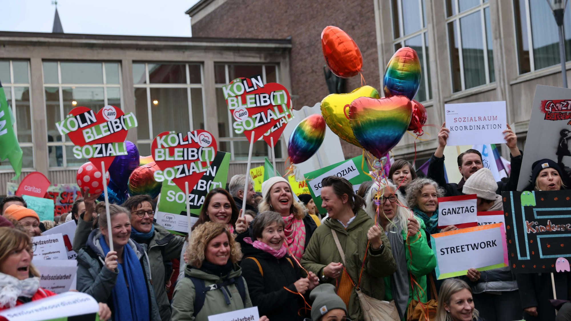 Sozial-Mahnwache vor dem Rathaus