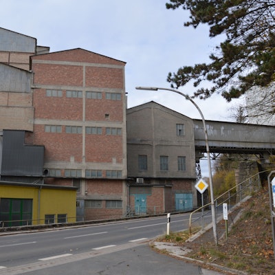 Zu sehen sind mehrere Gebäude des Sötenicher Zementwerks.