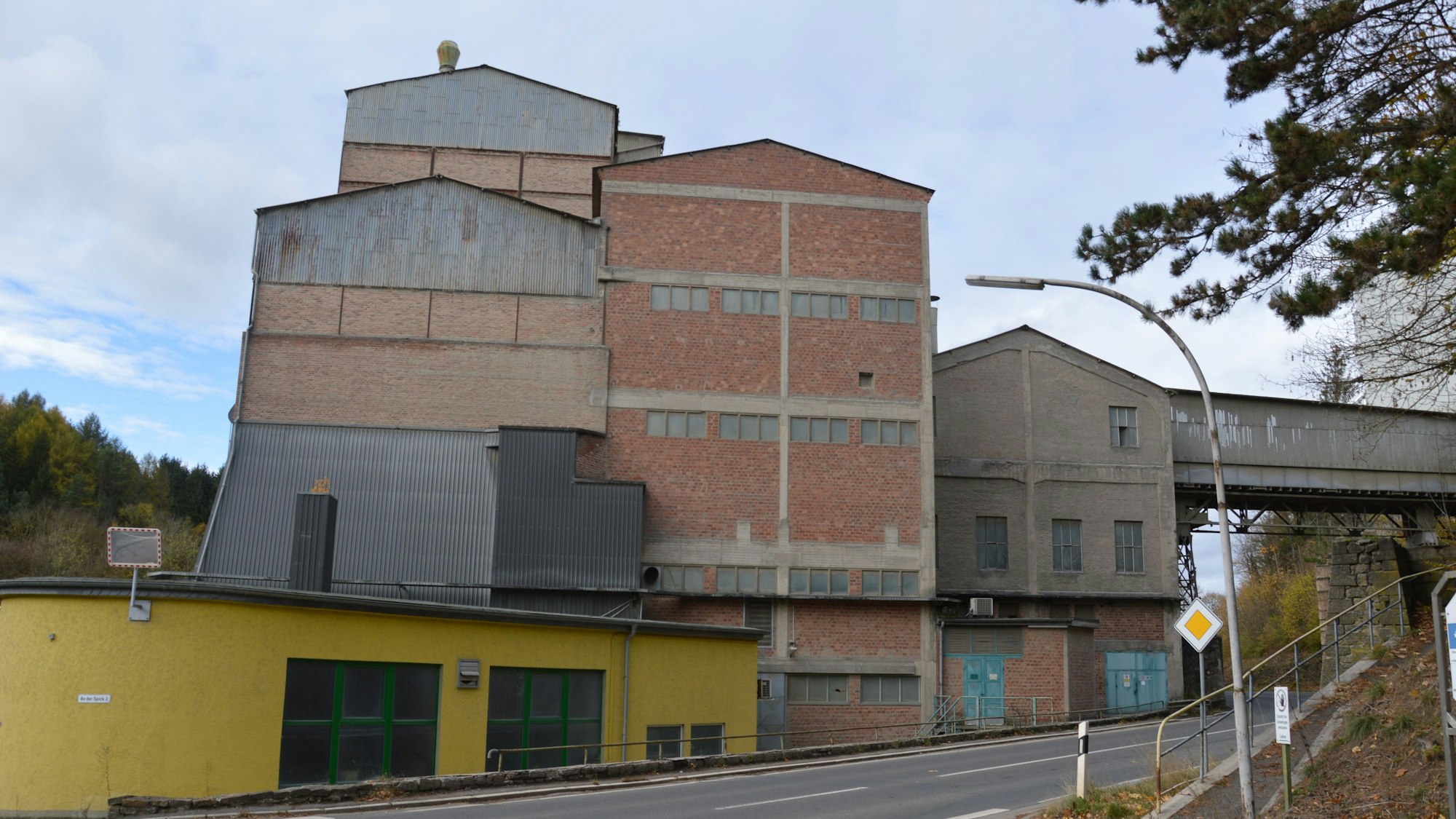 Zu sehen sind mehrere Gebäude des Sötenicher Zementwerks.