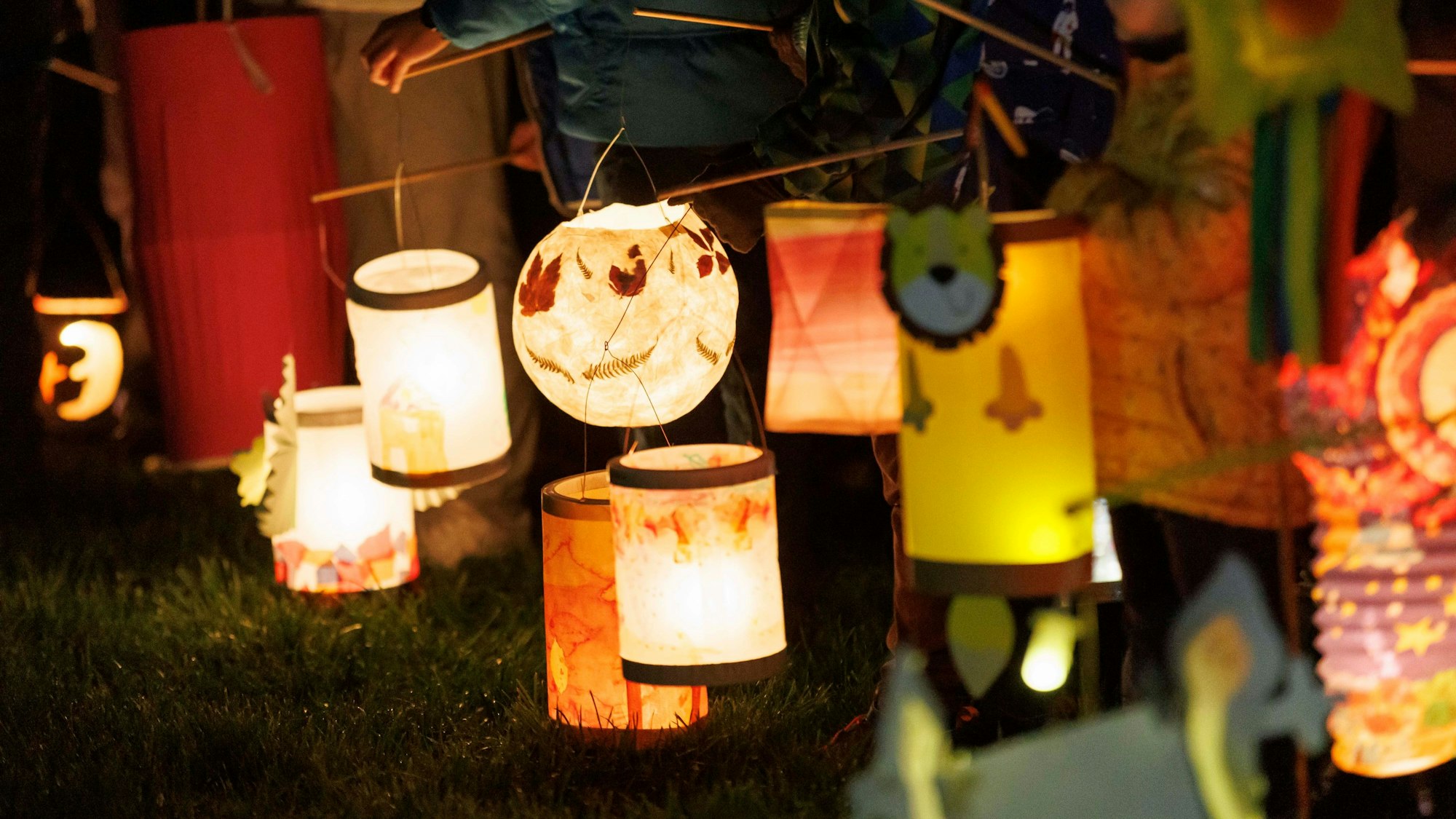 Kinder halten Laternen in der Hand
