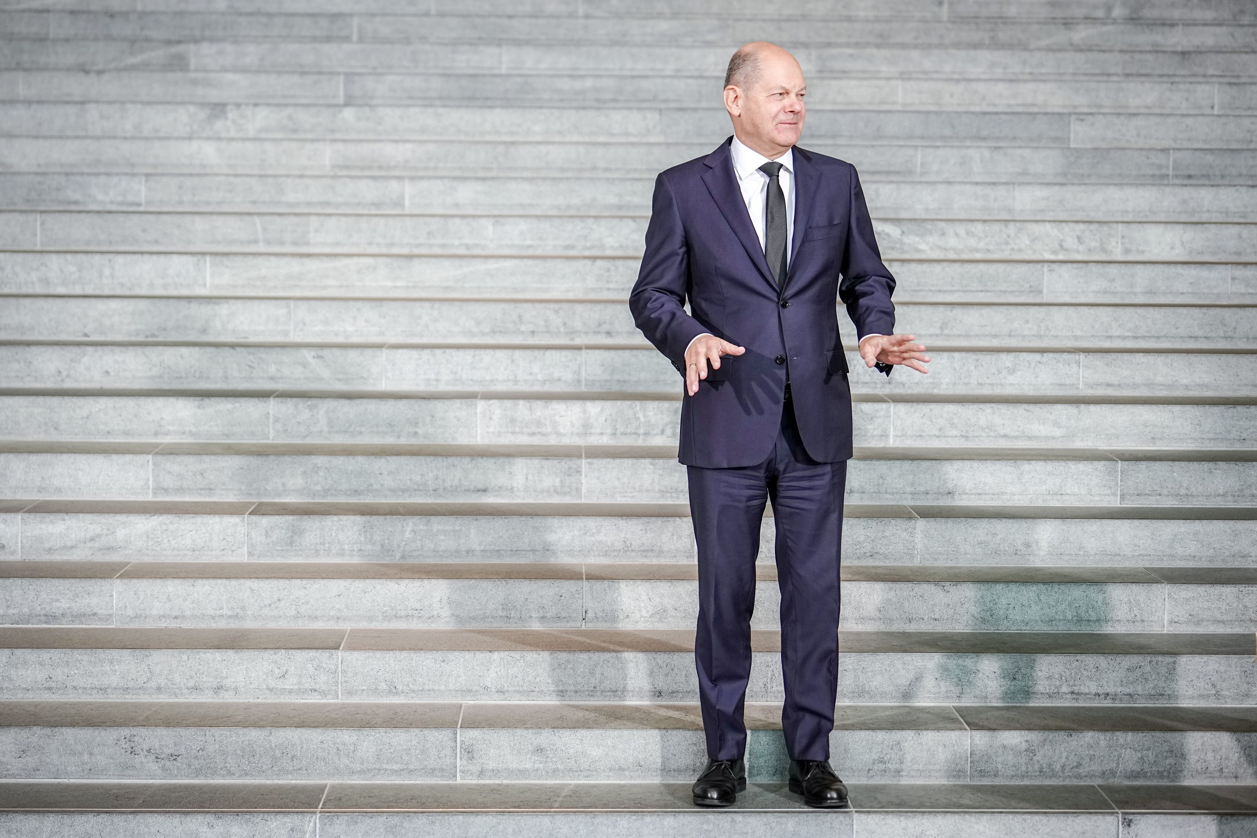08.11.2023, Berlin: Bundeskanzler Olaf Scholz (SPD) erwartet seine Kabinettsmitglieder für das Foto mit dem «Apfelkabinett» vor der eigentlichen Kabinettssitzung. Zuvor wurden Apfelkörbe durch Apfelköniginnen und Jungbauern an Mitglieder des Kabinetts verteilt. Foto: Kay Nietfeld/dpa +++ dpa-Bildfunk +++