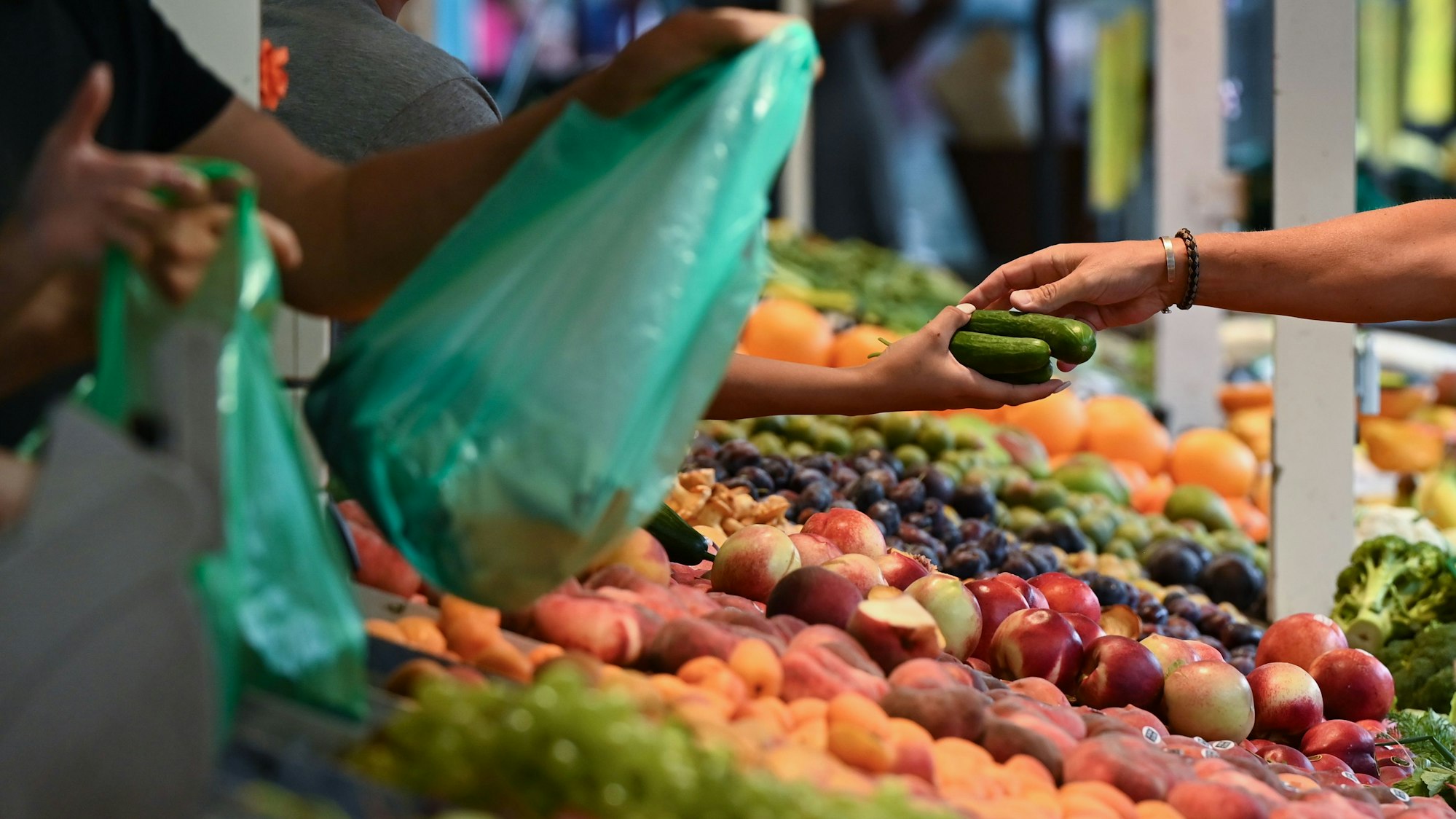 Marktbesucher werden auf dem Wochenmarkt am Südbahnhof an einem Obst- und Gemüsestand bedient. (Symbolbild)
