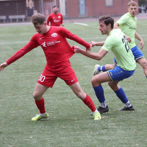 Das Bezirksliga-Spiel zwischen dem TV Hoffnungsthal (rote Trikots) und dem SC West Köln endete in einer Schlägerei.