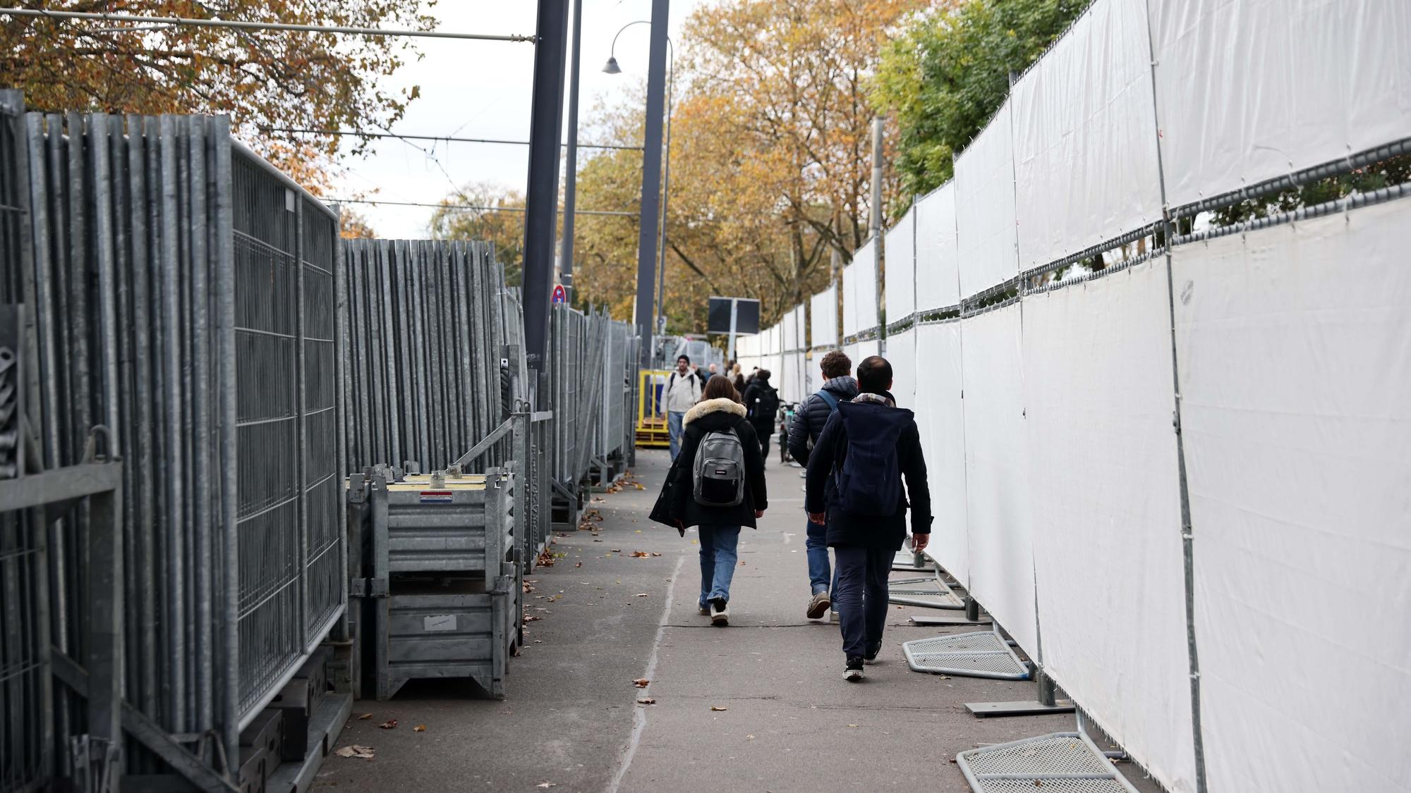 Viele Passanten wunderten sich über die großen Aufbauten rund um die Uniwiese.