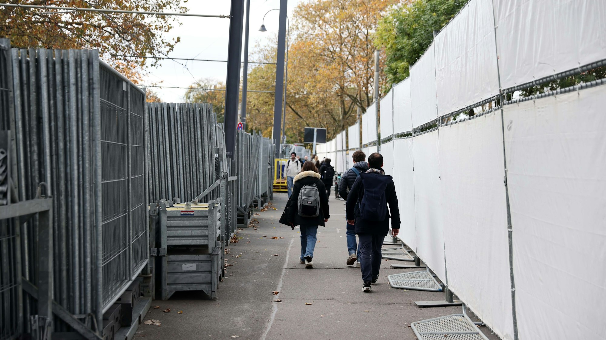 Viele Passanten wunderten sich über die großen Aufbauten rund um die Uniwiese.