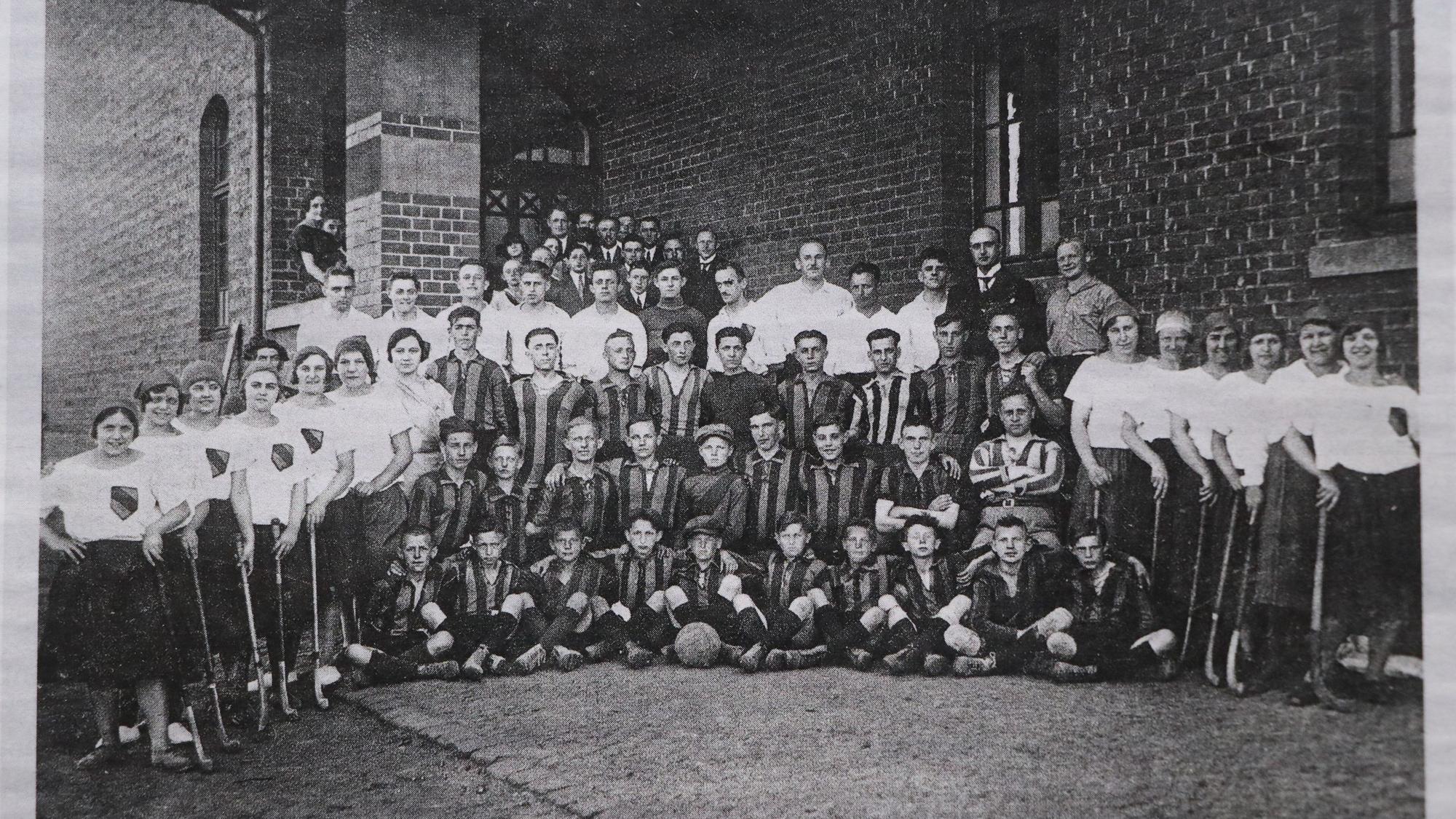 Auf dem historischen Foto sind alle Sportler des Vereins für Rasenspiele zu sehen.