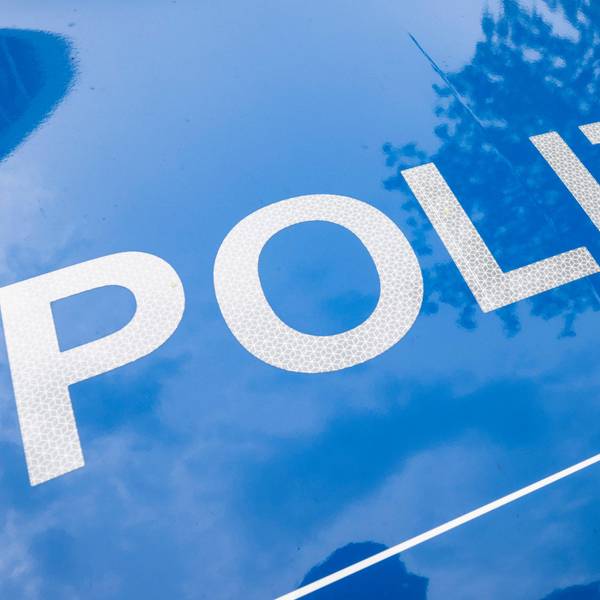 Der Schriftzug „Polizei“ ist auf einem Streifenwagen zu lesen.