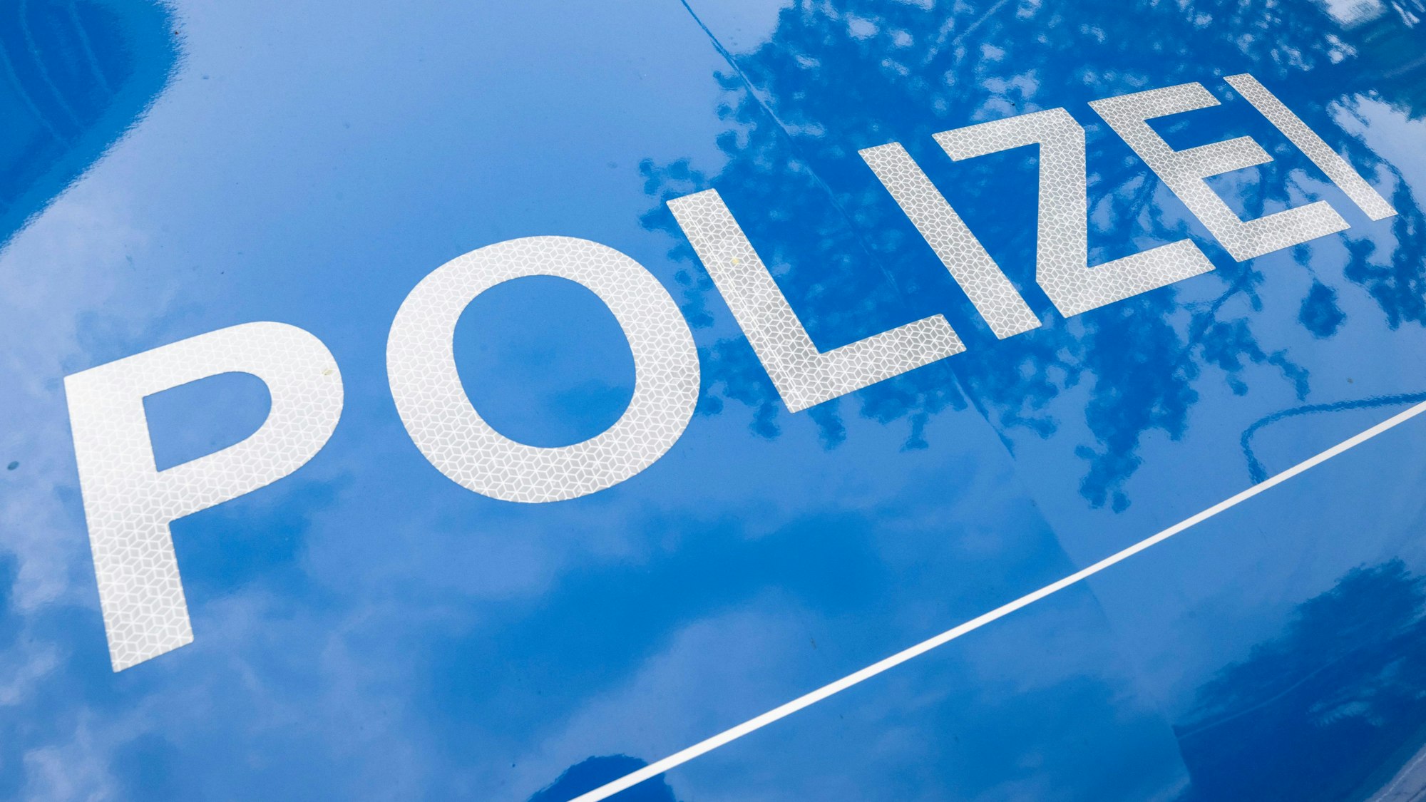 Auf dem Foto ist ein Polizeiwagen zu sehen.
