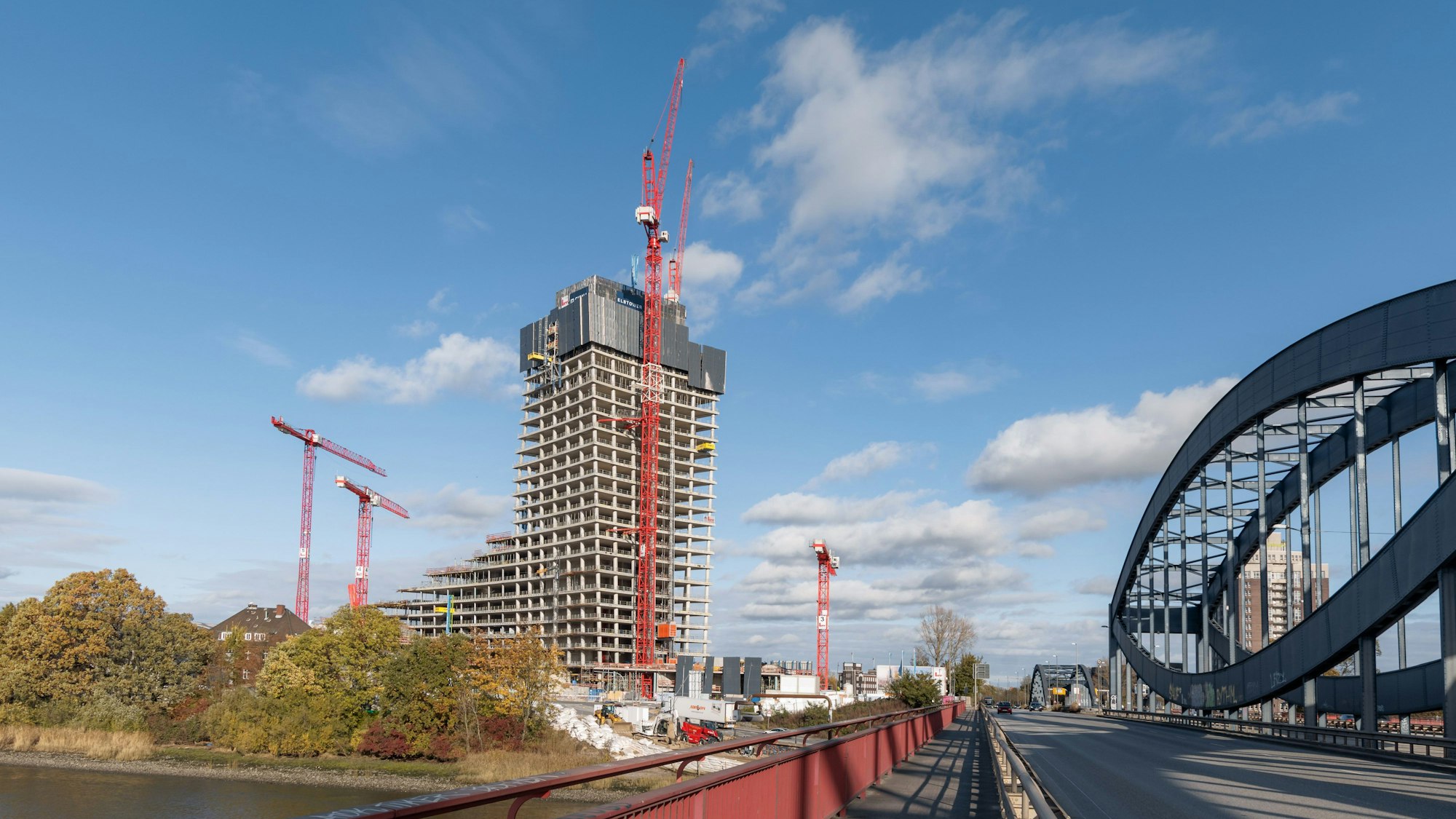 Blick auf die Elbtower Baustelle: Mit 254 Metern Höhe soll der Elbtower ein neues Wahrzeichen Hamburgs und das höchste Gebäude des Nordens werden. Doch der Bau läuft nicht nach Plan.