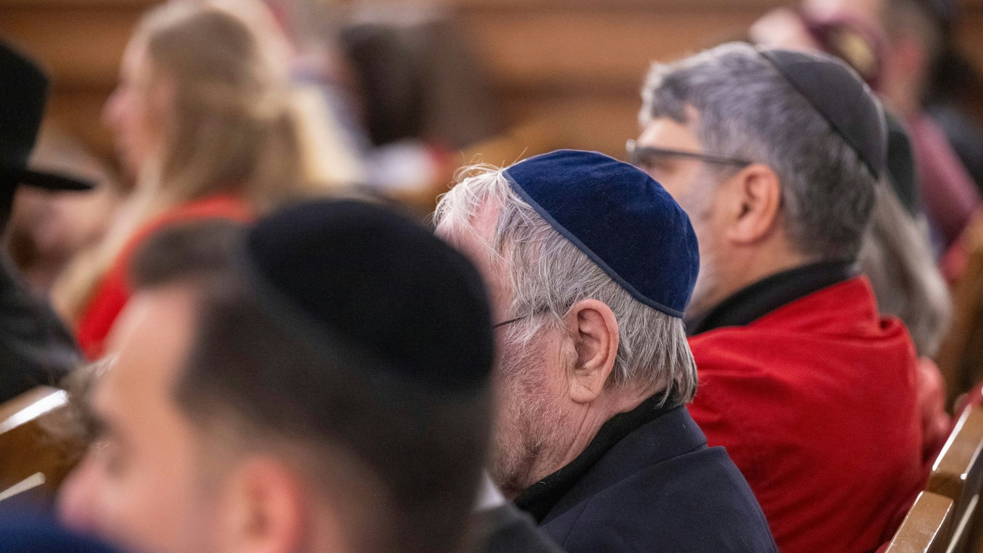 Menschen nehmen nach dem Großangriff der islamistischen Palästinenserorganisation Hamas auf Israel an einem Gedenk- und Solidaritätsgebet für Israel in einer Synagoge teil.