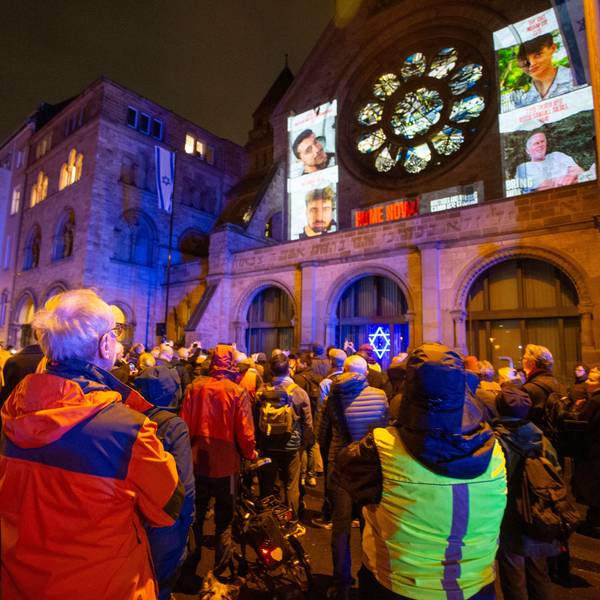 Menschen stehen vor der Kölner Synagoge.