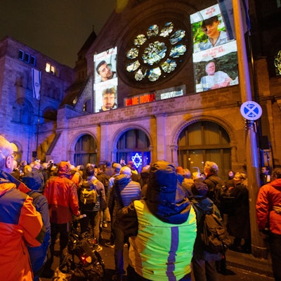 Menschen stehen vor der Kölner Synagoge.