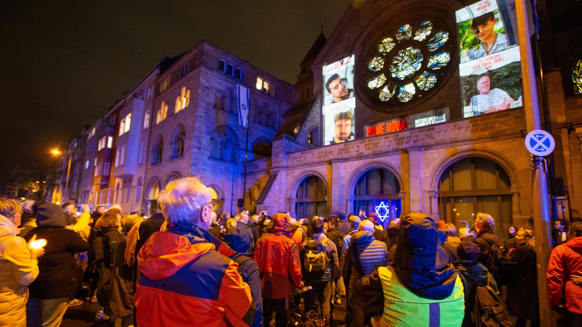 Menschen stehen vor der Kölner Synagoge.
