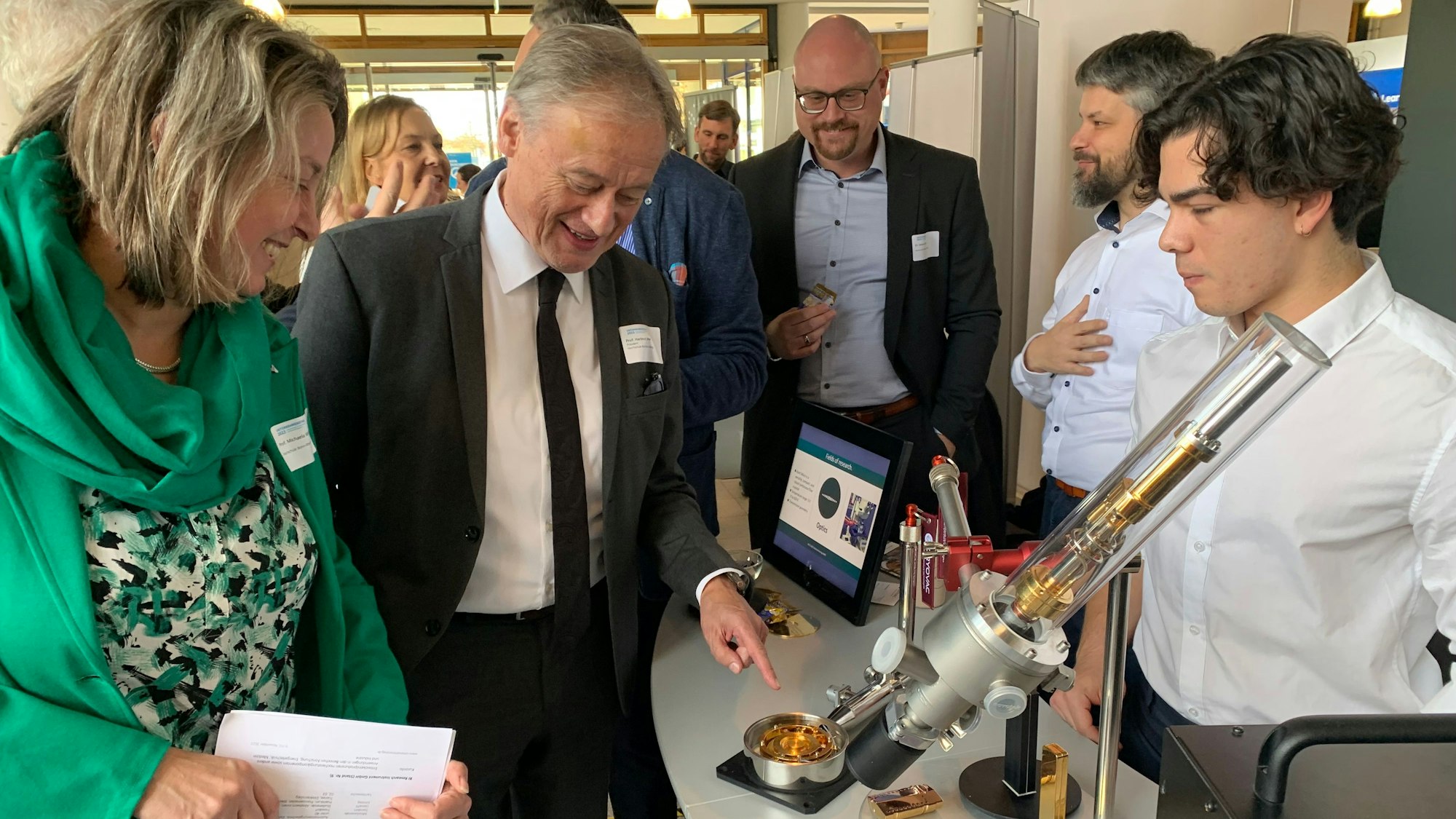 Unternehmertag der Hochschule Bonn-Rhein-Sieg, Hochschulpräsident Hartmut Ihne (2.v.l.) und Vizepräsidentin Michaela Wirtz (l.)  am Stand der Troisdorfer Firma Cryovac, die Tieftemperaturtechnik herstellt.
