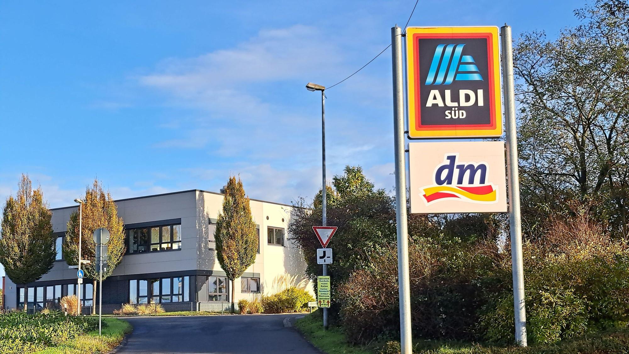 In einem Gewerbegebiet in Niederkassel-Mondorf weist eine Werbetafel auf die Filiale des Discounters Aldi hin.