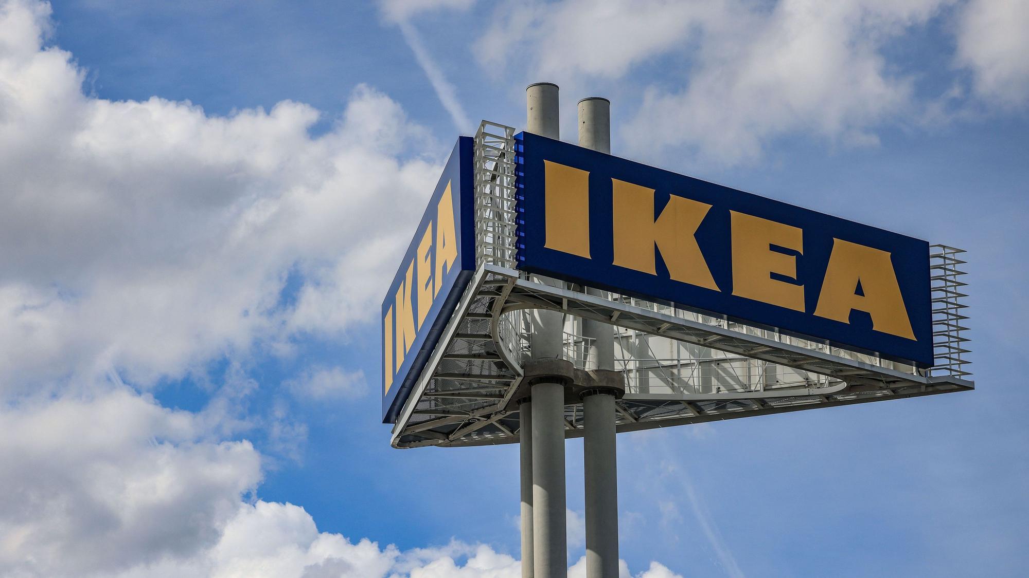 Das Firmenlogo steht vor der Ikea-Filiale Köln Godorf. (Archivbild)