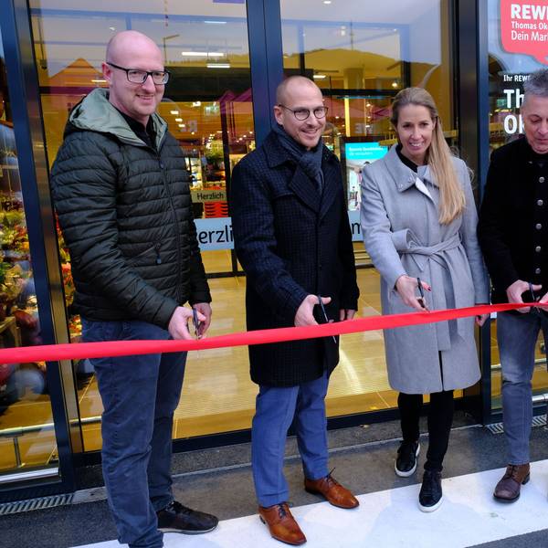 Neueröffnung des Rewe-Markts Gemünd mit (v.l.) Bürgermeister Ingo Pfennings, Rewe-Kaufmann Thomas Okon, Vertriebsleiterin Carina Bruns und Rewe-West-Vorstand Uwe Hoeveler, die ein rotes Band durchtrennen.