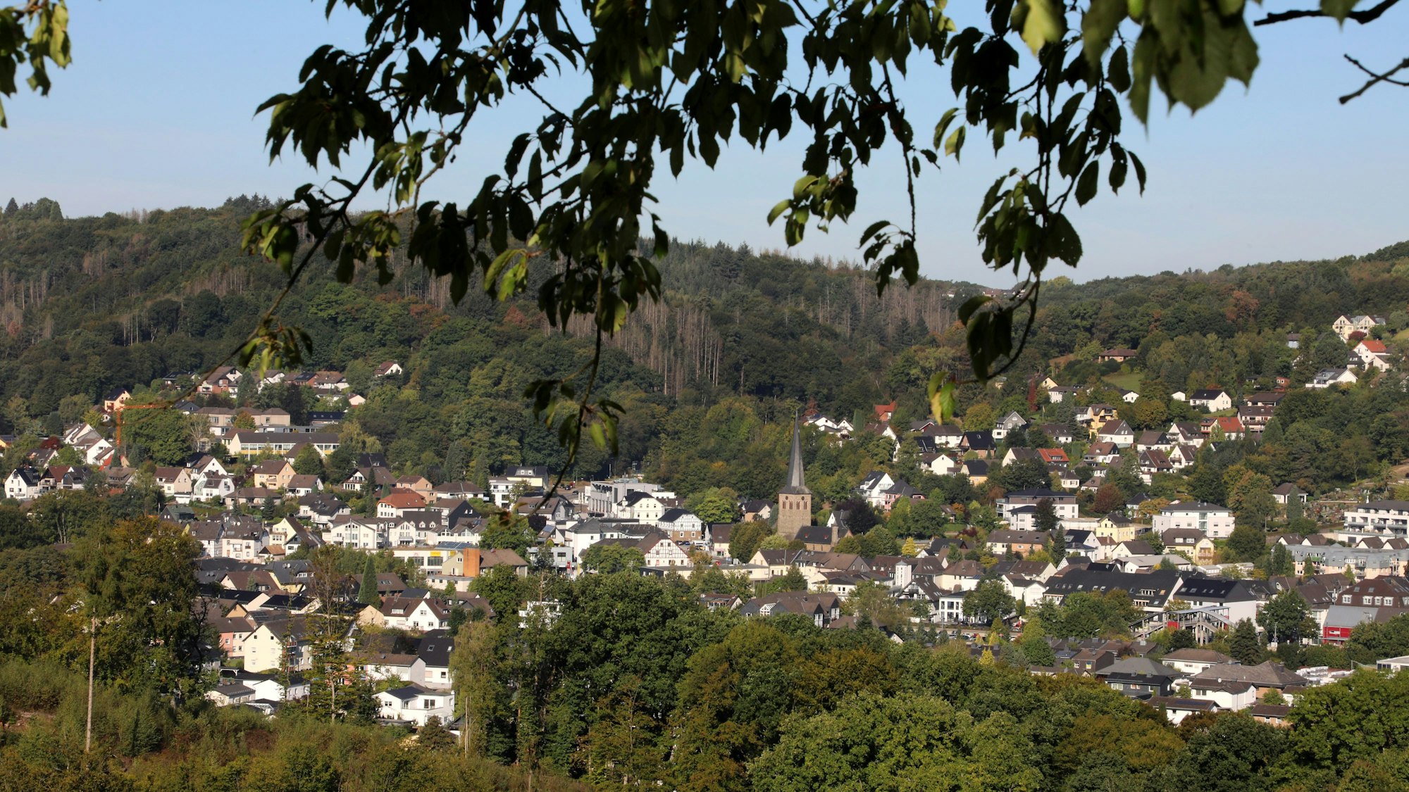 In einem Tal stehen Häuser.