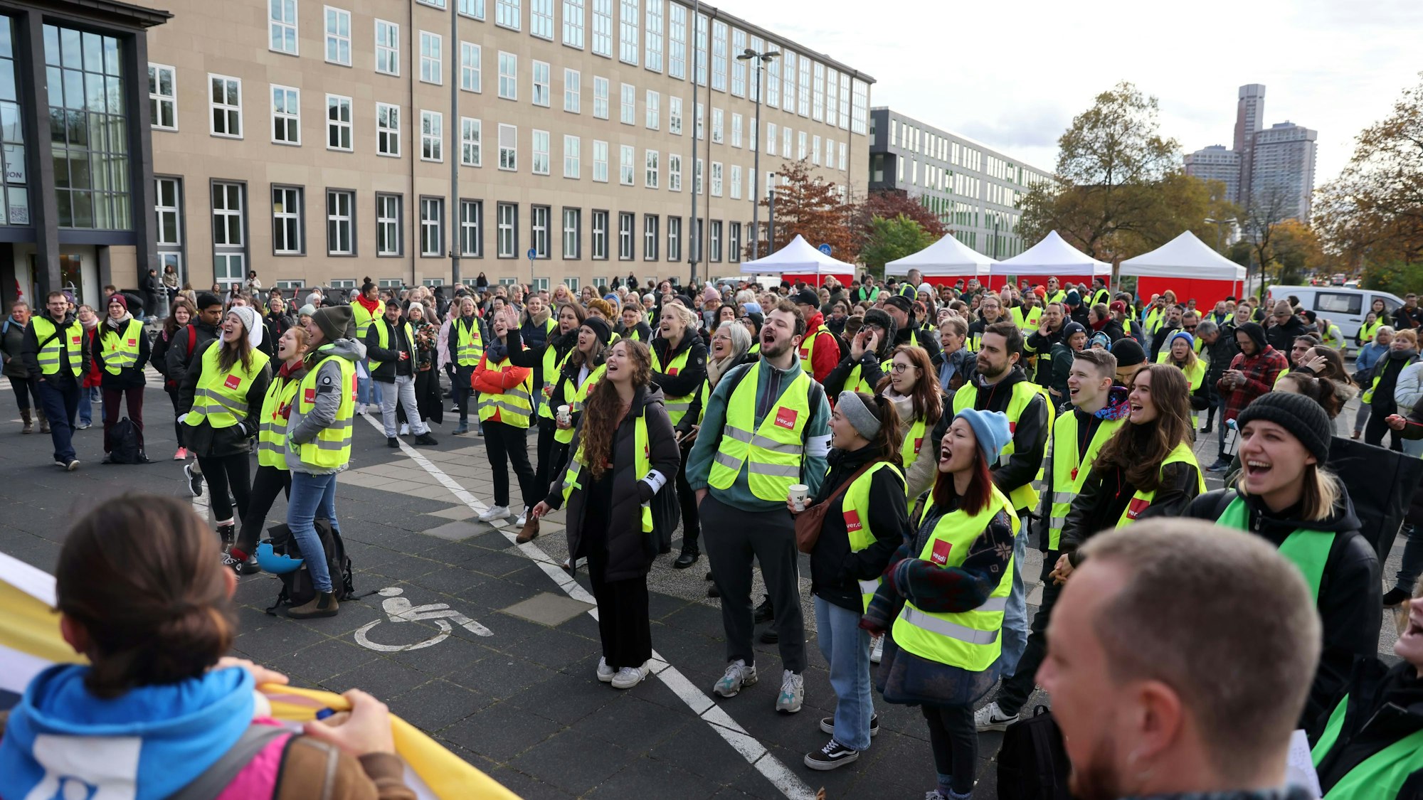 Demonstrierende auf dem Albertus-Magnus-Platz.