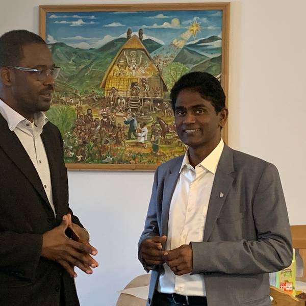 Die beiden Stiftungsvorstände Pater Joseph Xavier Alangaram (r.) und Pater Dr. Moses Assa Awinongya blickten nun auf „20 Jahre Arbeit mit dem Herzen zurück“, wie sie es formulierten.