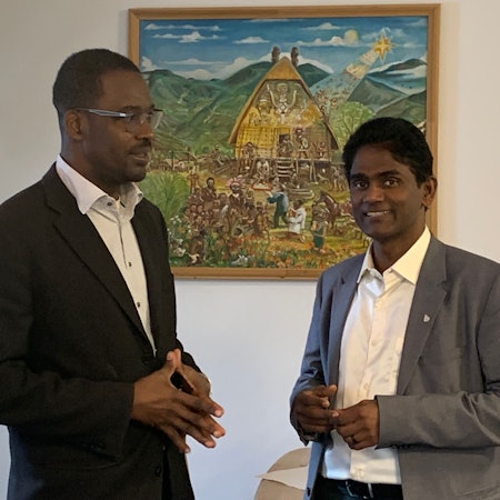 Die beiden Stiftungsvorstände Pater Joseph Xavier Alangaram (r.) und Pater Dr. Moses Assa Awinongya blickten nun auf „20 Jahre Arbeit mit dem Herzen zurück“, wie sie es formulierten.