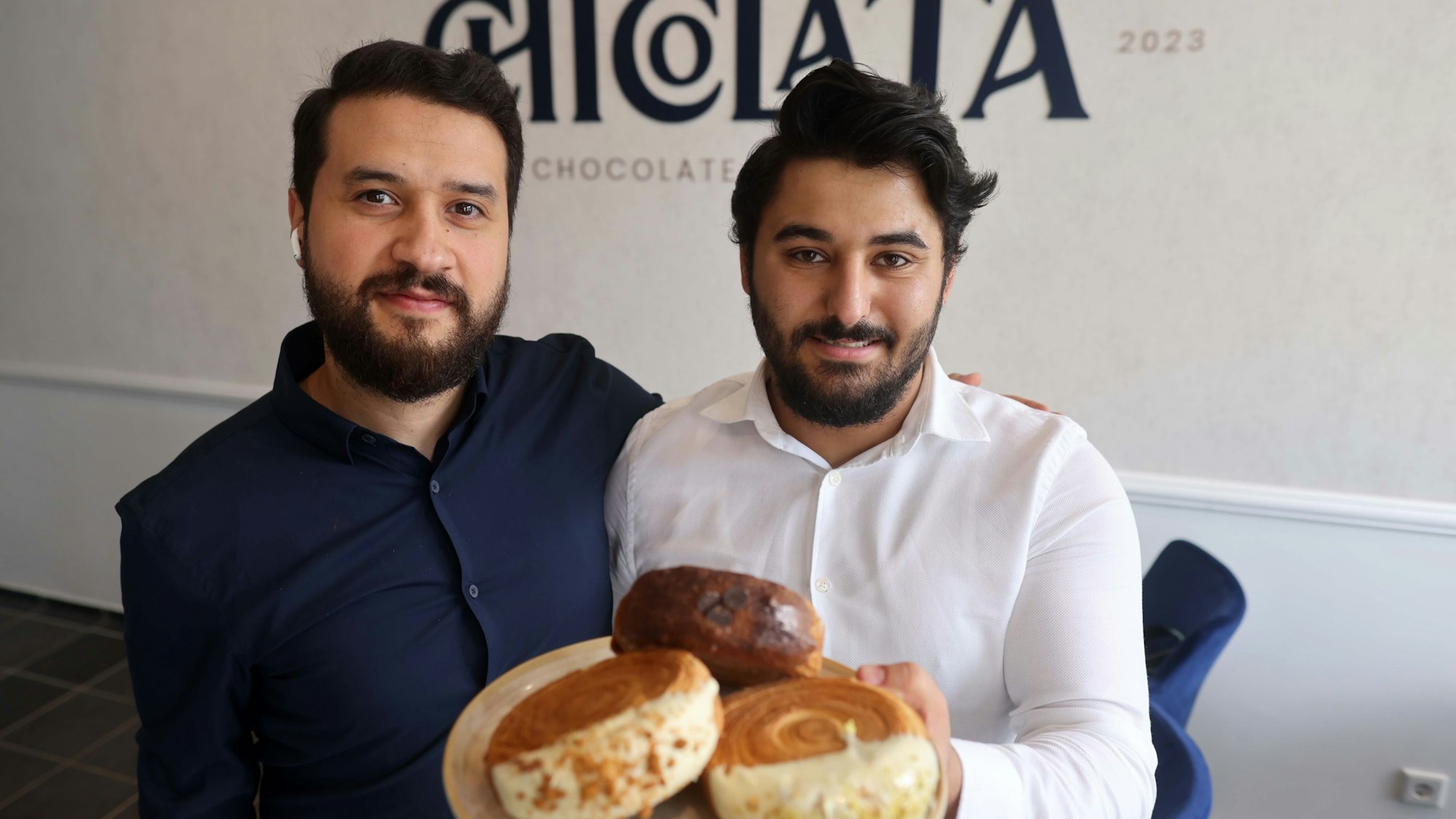 Emre Celik (links) und Salih Balkir präsentieren ihre Chico Rolls.
