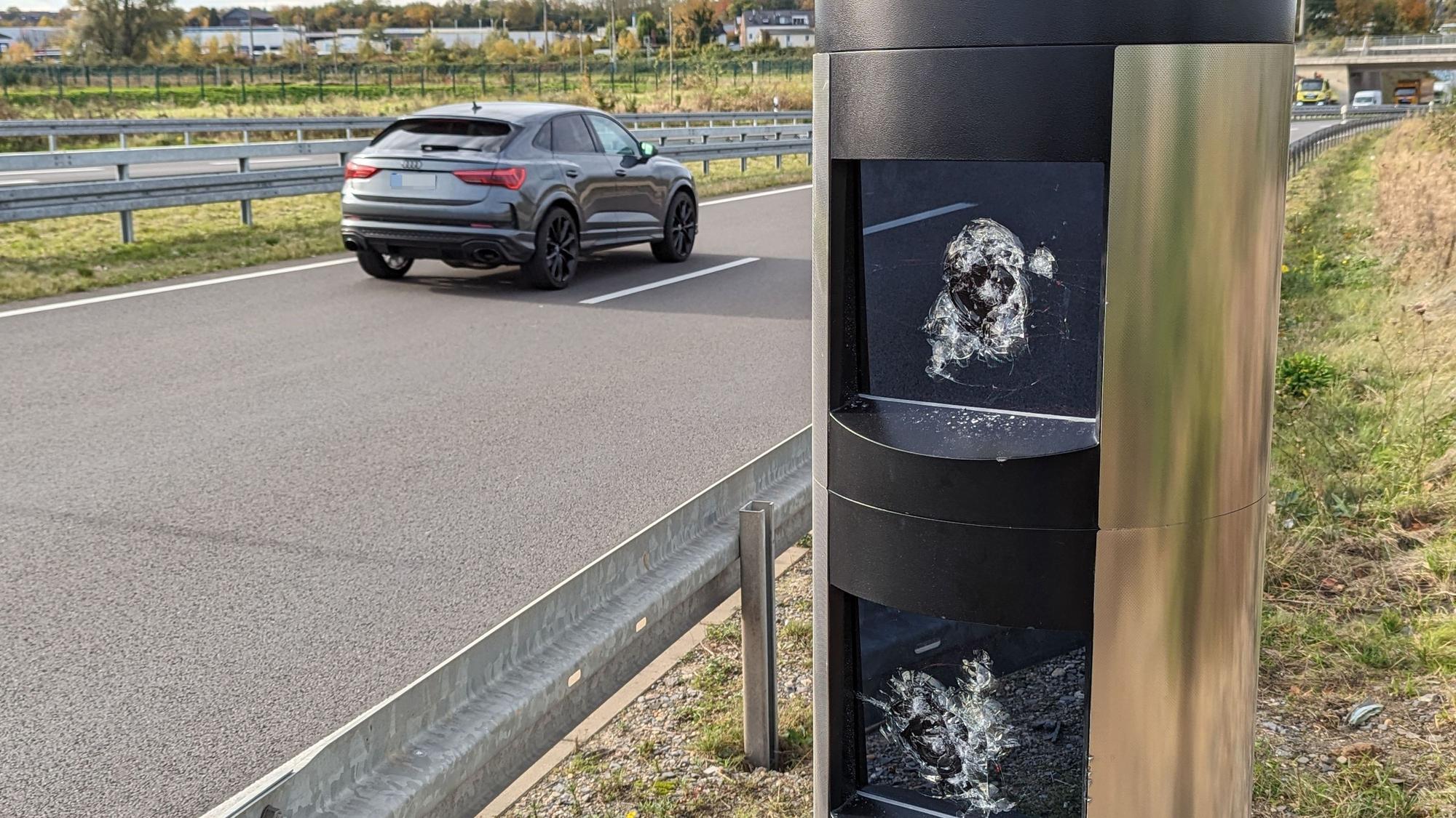 Das Foto zeigt den demolierten Blitzer in Hürth.