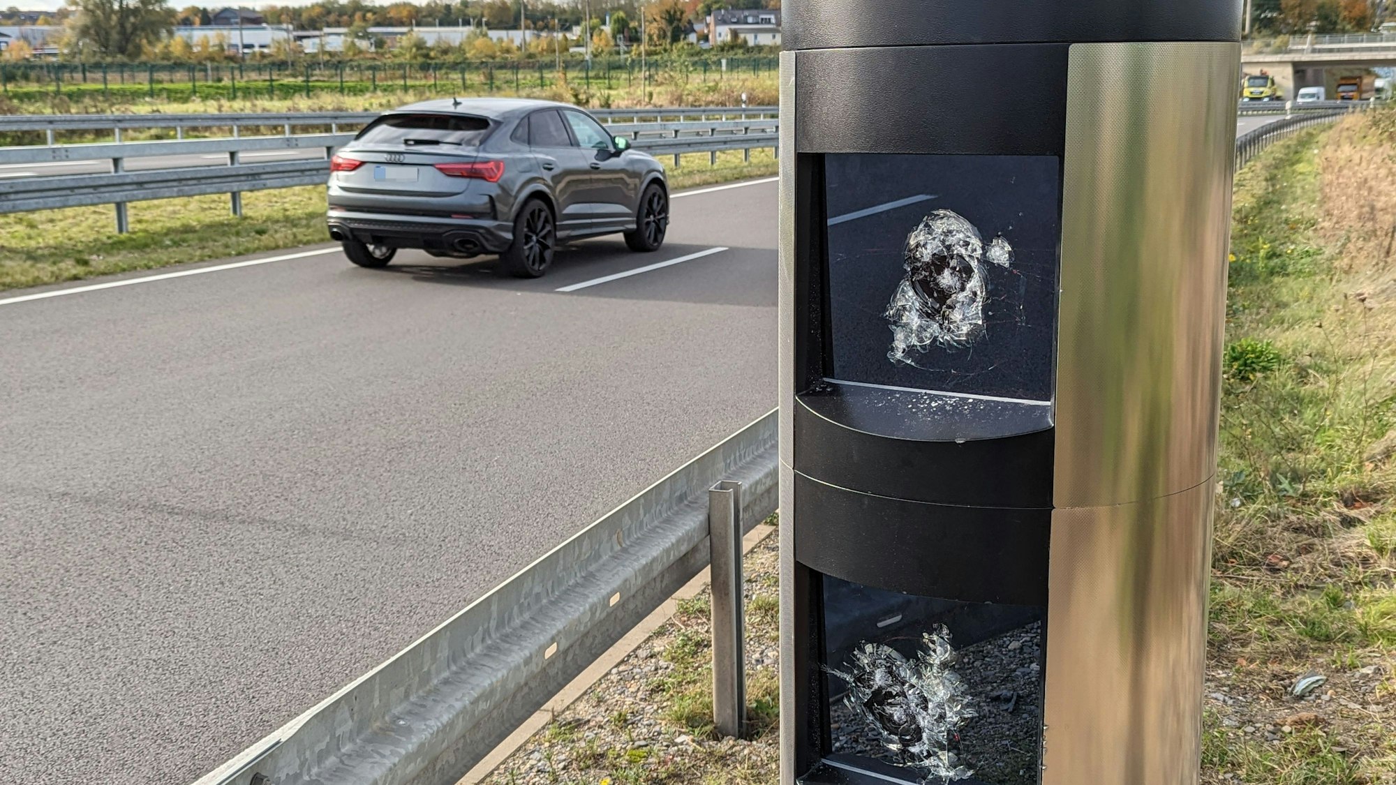 Das Foto zeigt den demolierten Blitzer in Hürth.