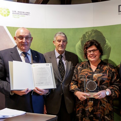 Ein Gruppenbild mit einer Dame und drei Herren.