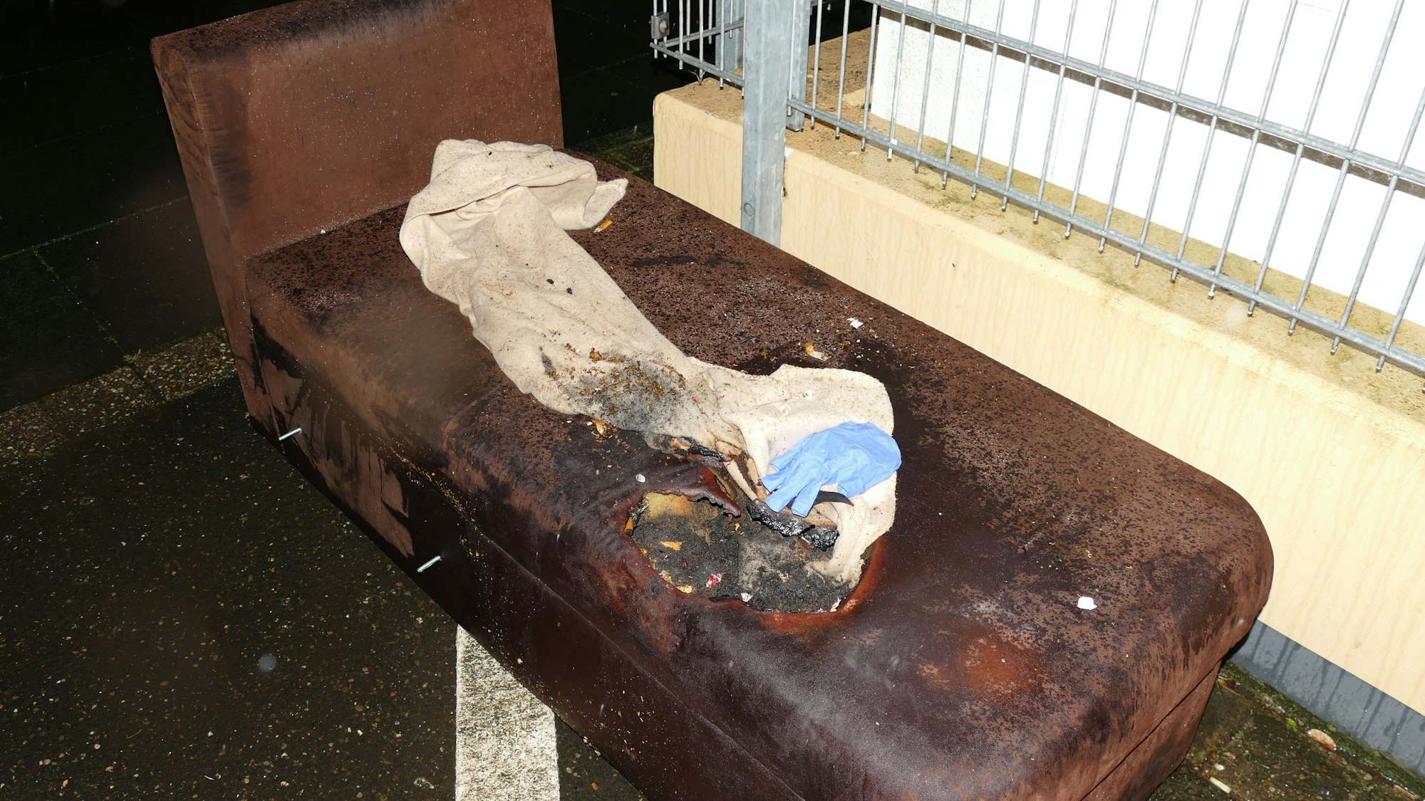 Ein Sofa mit einem großen Brandloch.