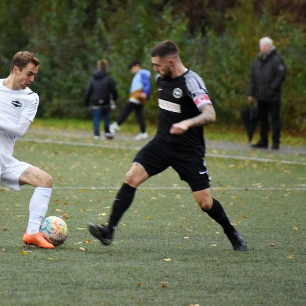 Eine Spielszene beim Fußball.