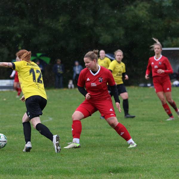 Eine Aachener Fußballspielerin legt den Ball an Füssenichs Fabienne Kutzeck vorbei.