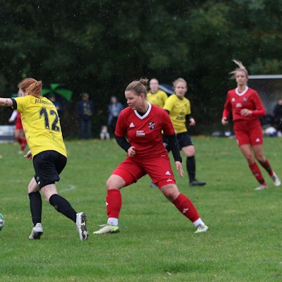 Eine Aachener Fußballspielerin legt den Ball an Füssenichs Fabienne Kutzeck vorbei.