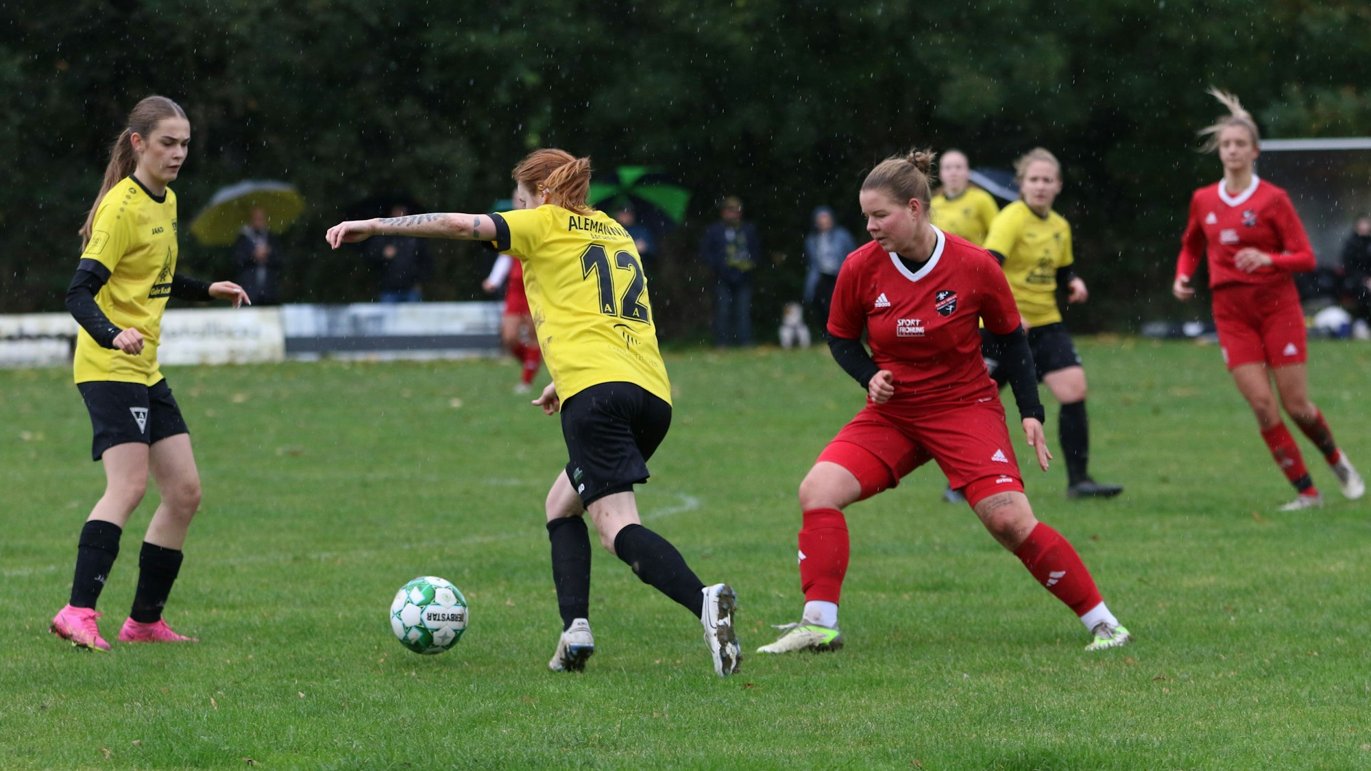 Eine Aachener Fußballspielerin legt den Ball an Füssenichs Fabienne Kutzeck vorbei.