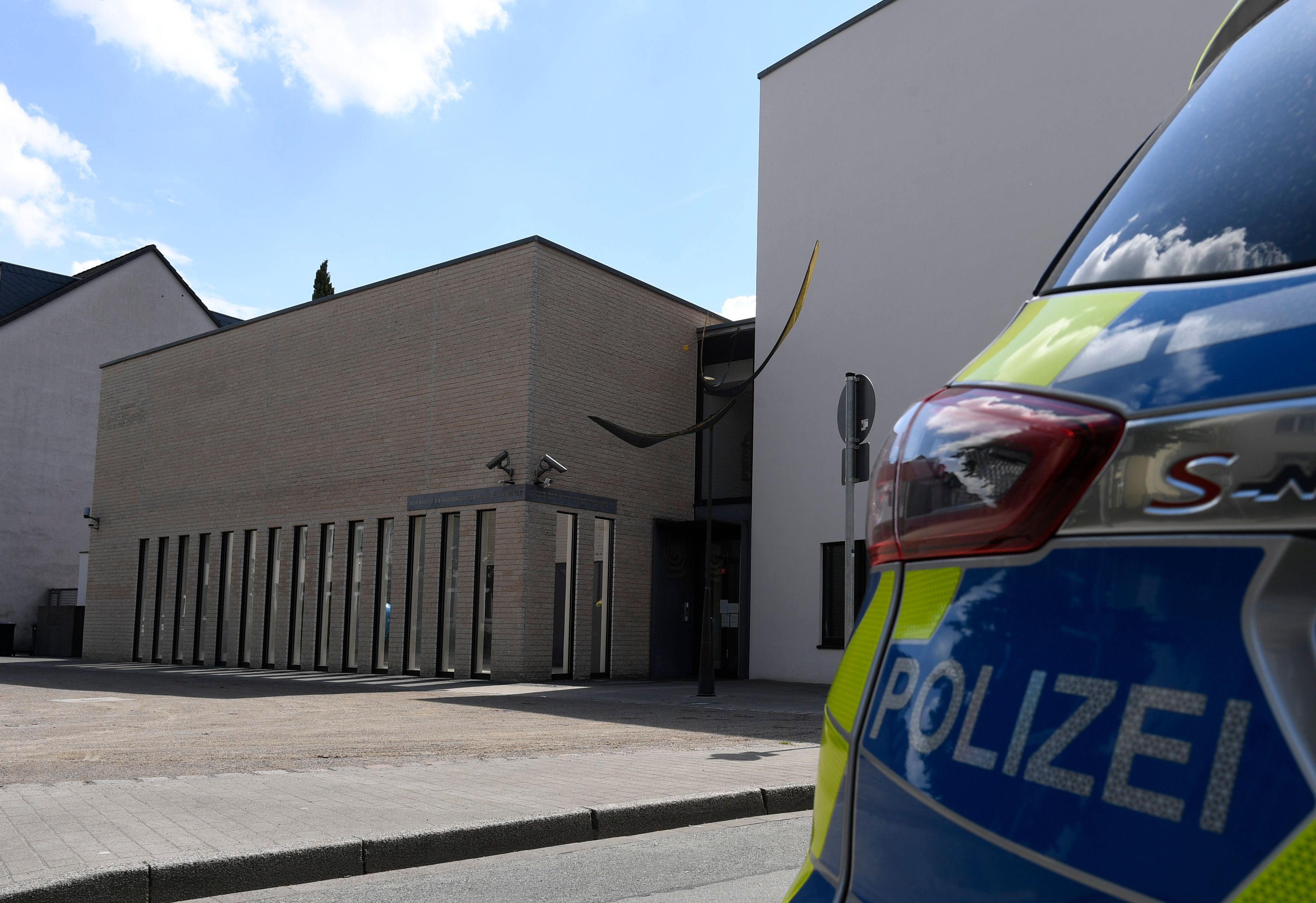Ein Polizeiwagen steht vor einer Synagoge. In einer ohnehin angespannten Sicherheitslage nimmt die Polizei in Nordrhein-Westfalen am Jahrestag der Pogromnacht vor 85 Jahren den Schutz jüdischer Einrichtungen in den Blick.