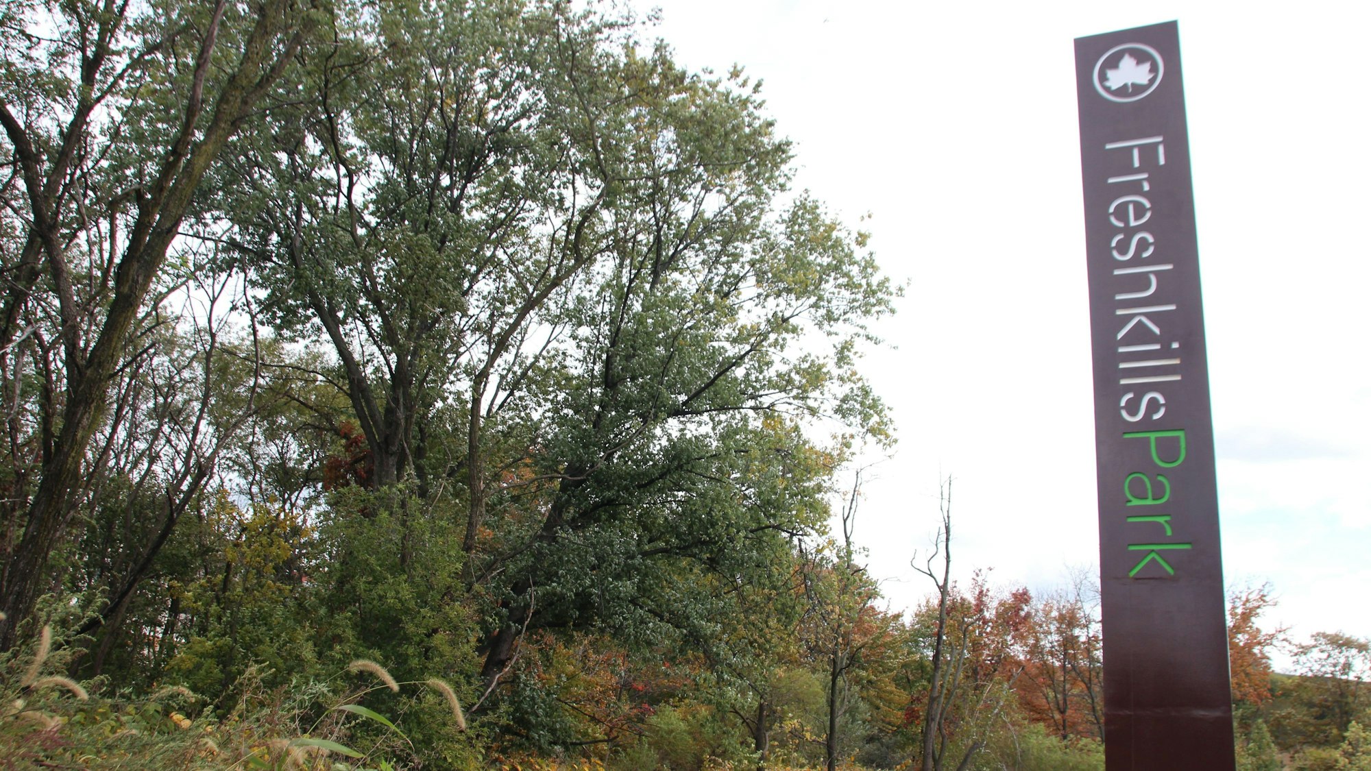 PRODUKTION - 21.10.2023, USA, New York: Der Eingang des «Freshkills Park» im New Yorker Stadtteil Staten Island - entstanden auf dem Gelände der ehemals größten Müllkippe der Welt. (zu dpa-Korr ««Freshkills»: Ehemals weltgrößte Müllkippe wird in New York nun Park») Foto: Christina Horsten/dpa +++ dpa-Bildfunk +++