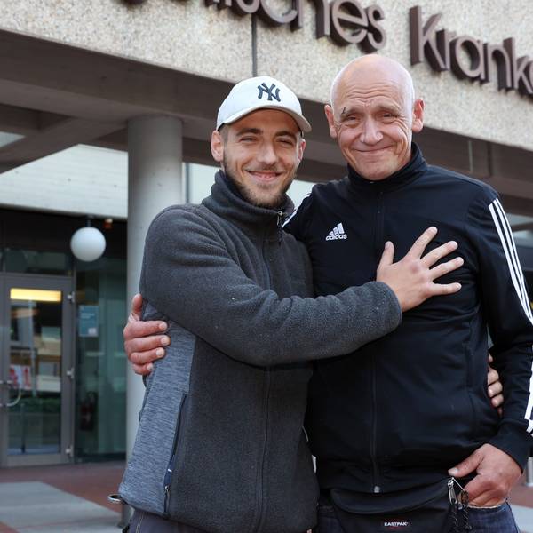 Vater Stefan Rick (54) und Sohn
Enrico (28) Rick vor dem Evangelischen Krankenhaus in Köln Kalk.
