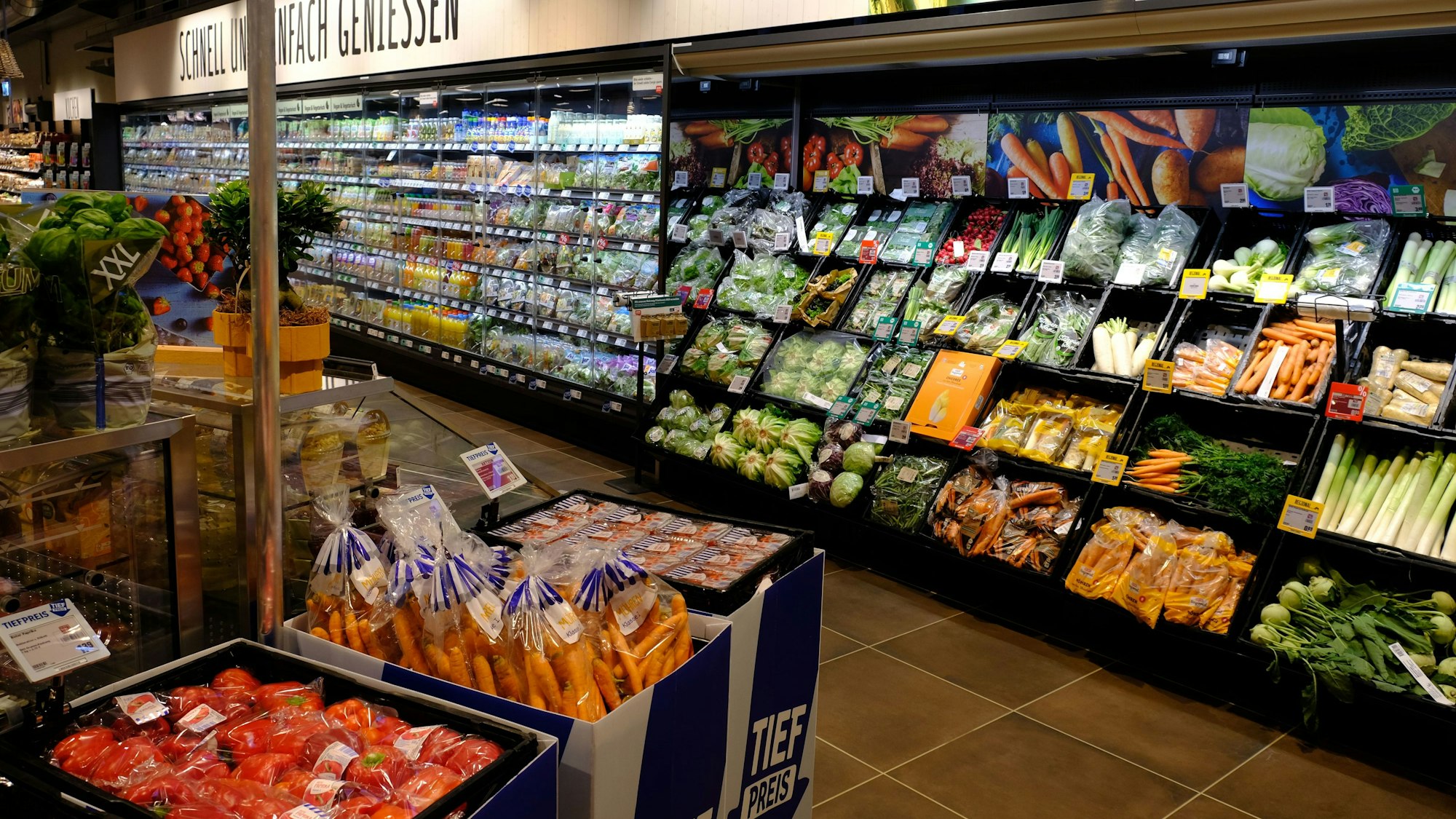Die Obst- und Gemüseabteilung im neuen Rewe in Gemünd.